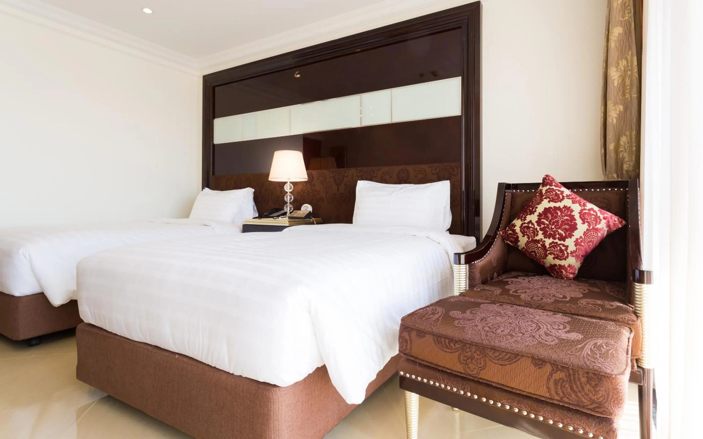 Photo of the whole room, Bed in LK President