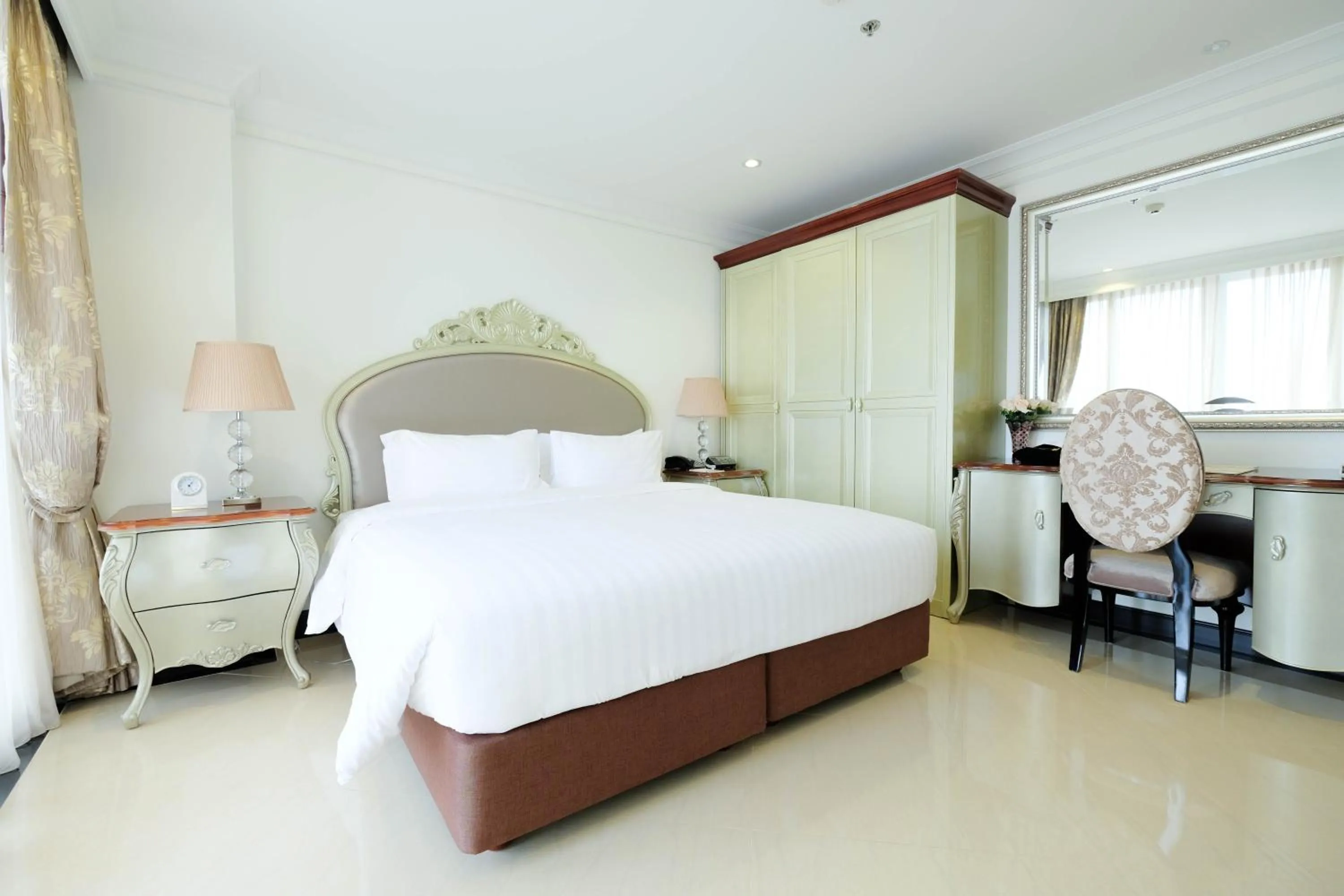 Day, Bed in LK President