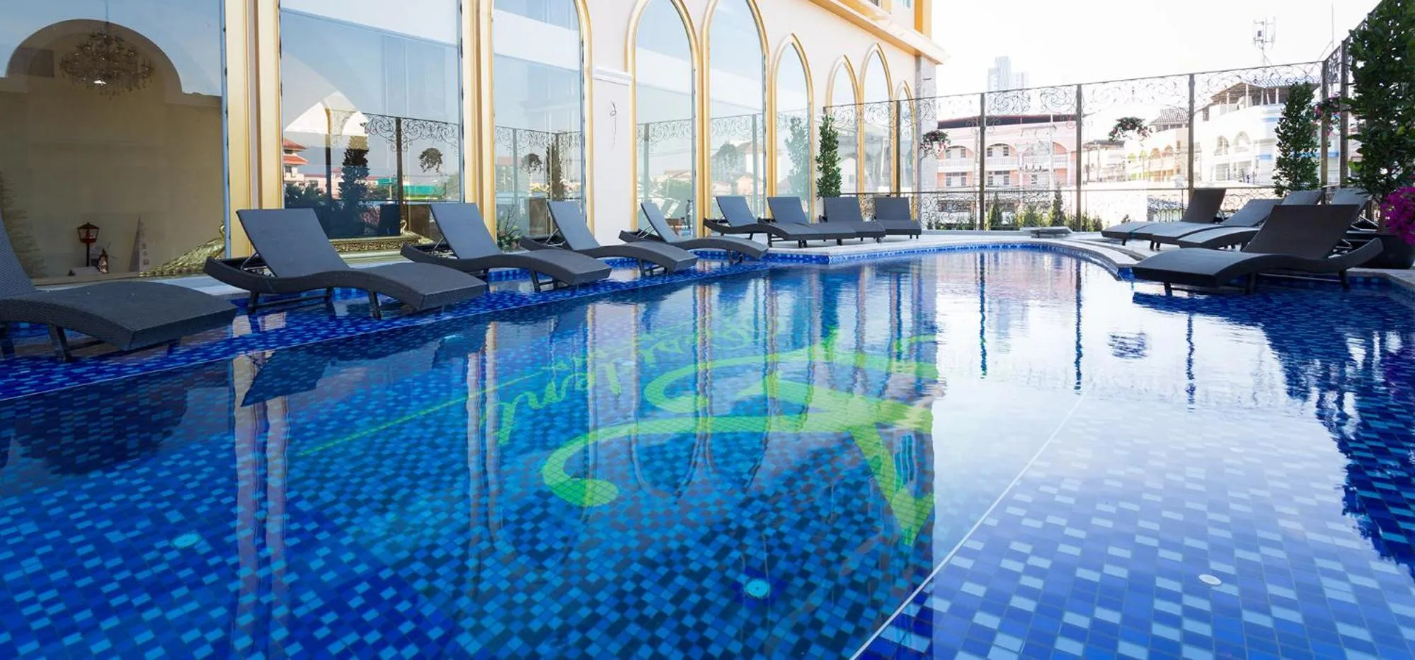 Swimming pool in LK President