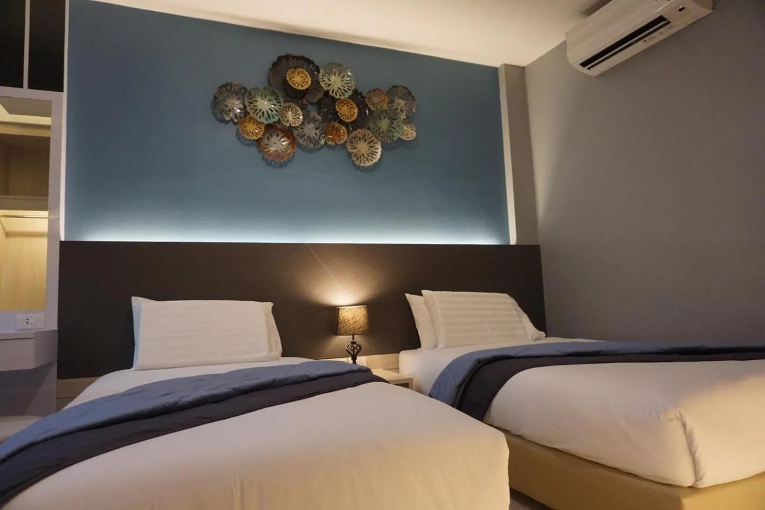 Photo of the whole room, Bed in Sureena Hotel