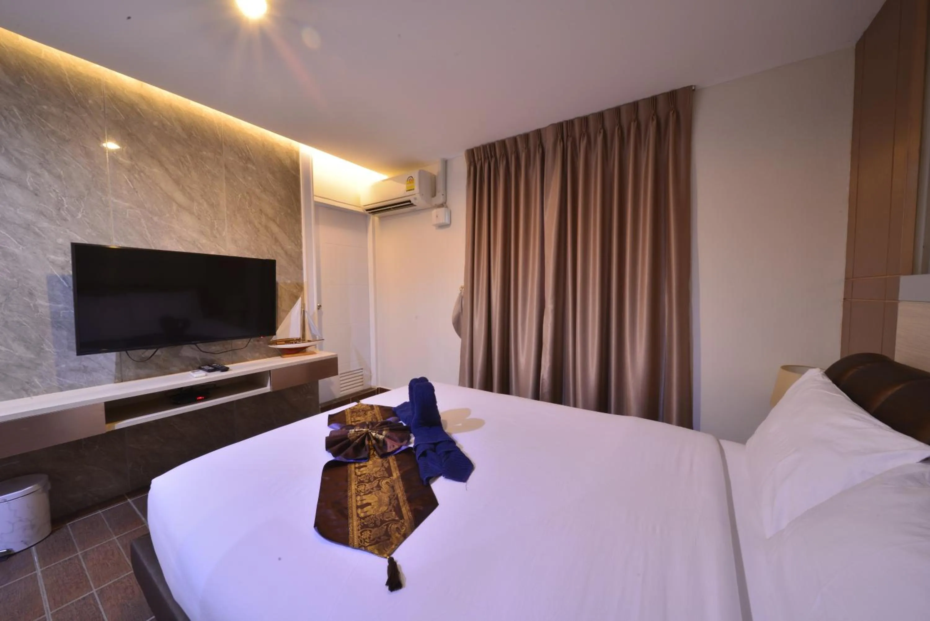 Photo of the whole room, Bed in Sureena Hotel