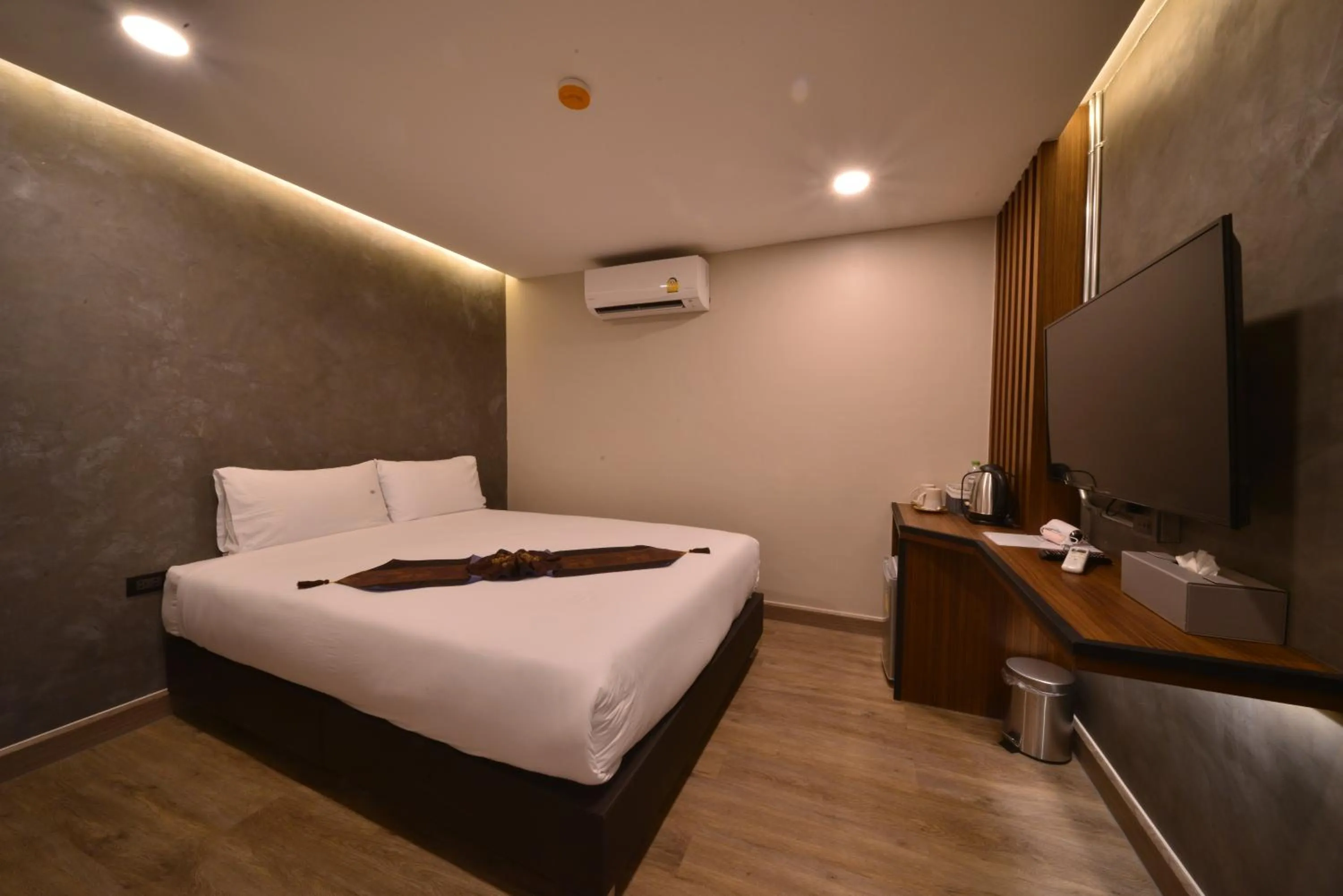 Photo of the whole room, Bed in Sureena Hotel