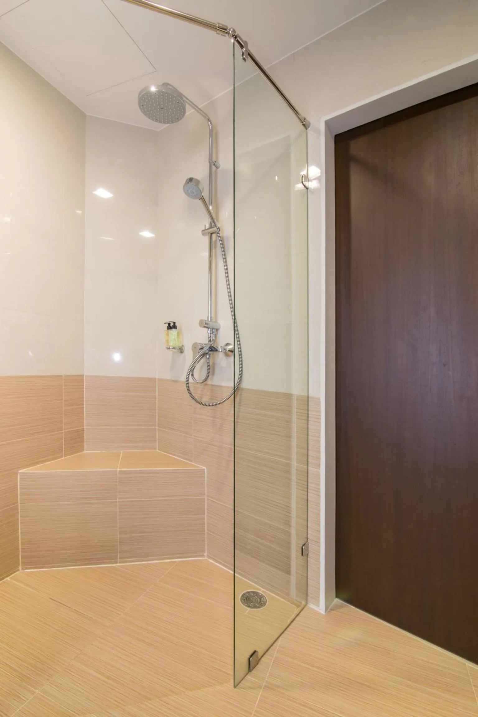 Shower in First Choice Grand Suites Sha Plus Extra