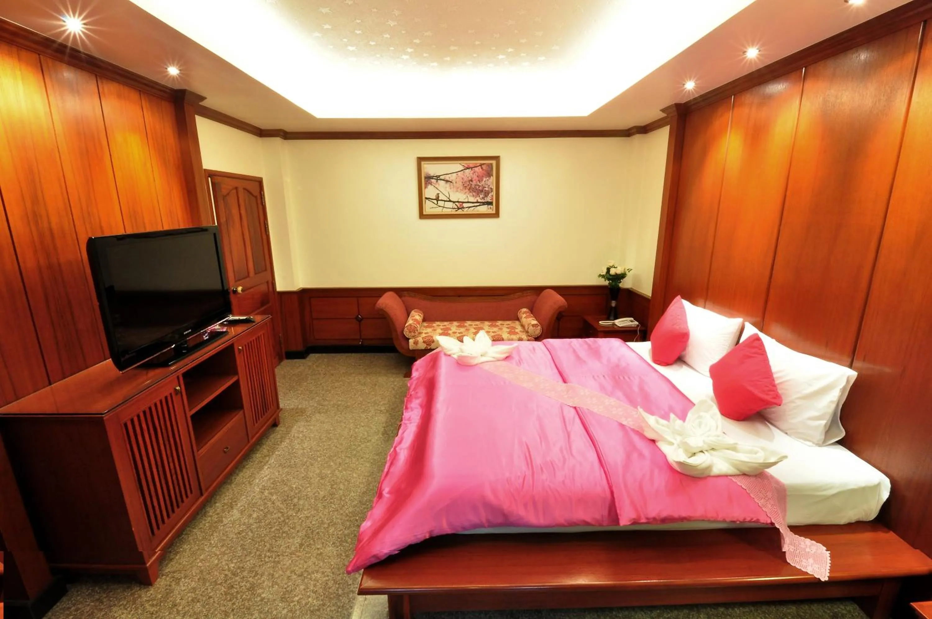 Photo of the whole room, Bed in Busyarin Hotel