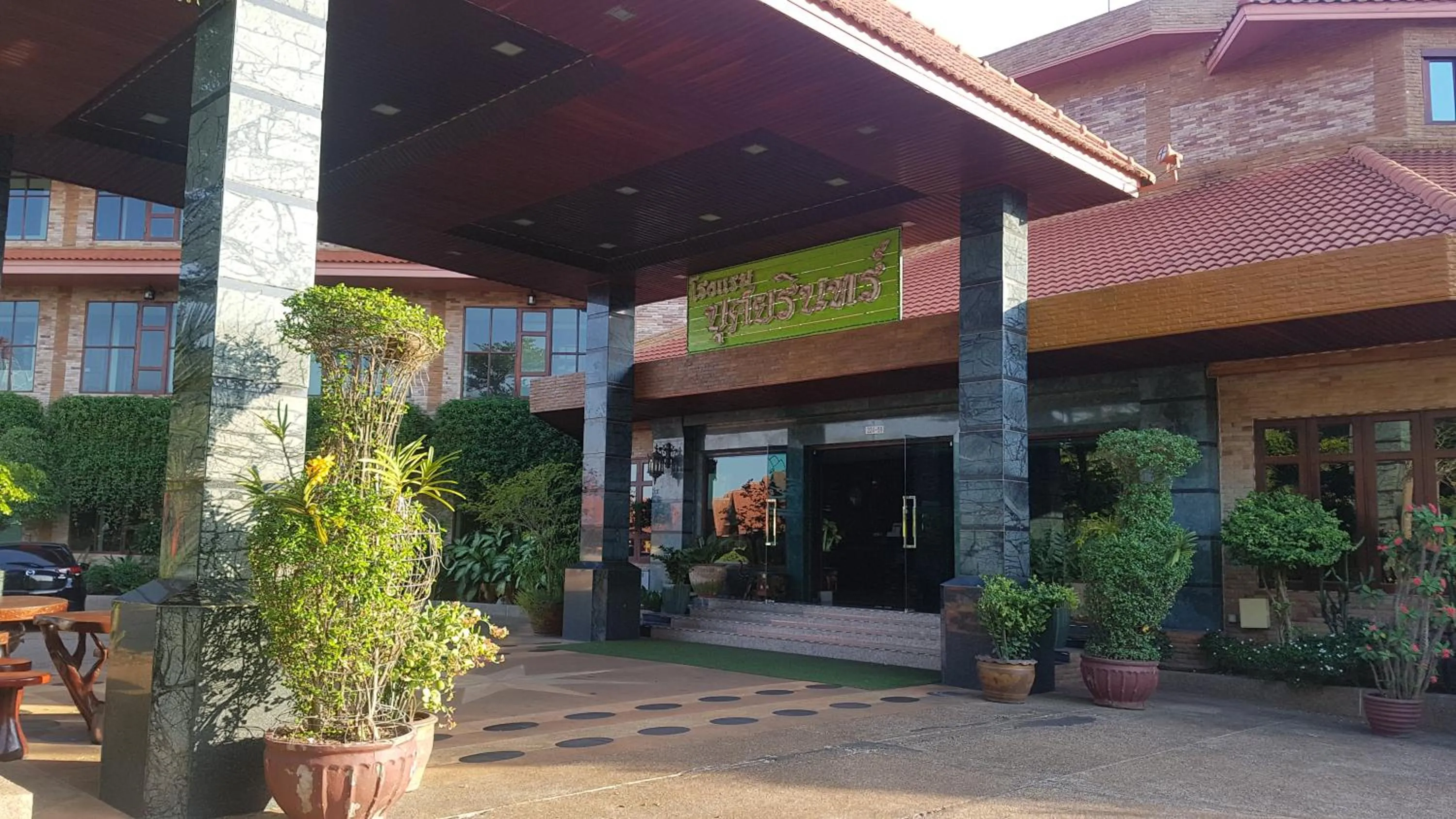 Facade/entrance in Busyarin Hotel