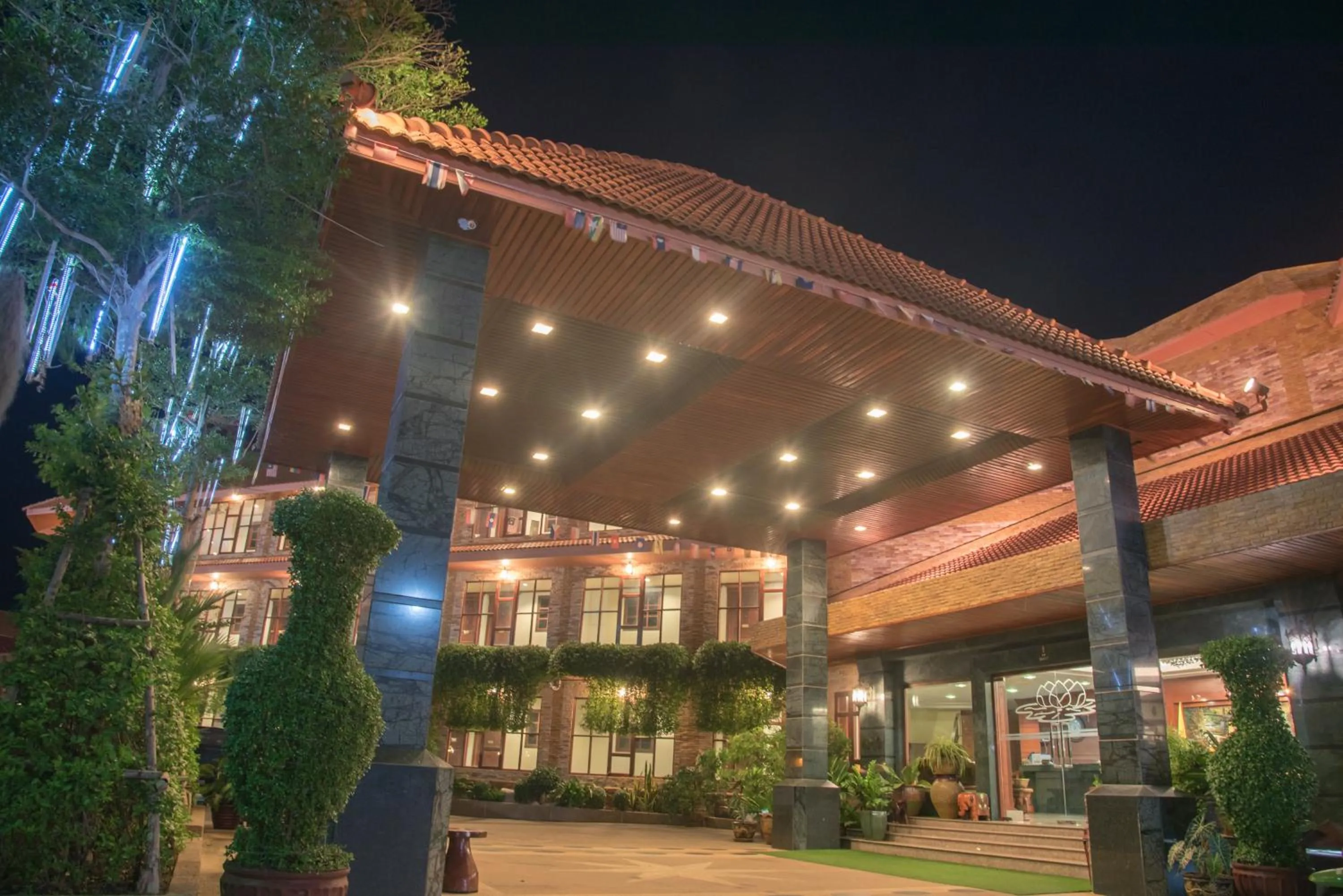 Facade/entrance in Busyarin Hotel