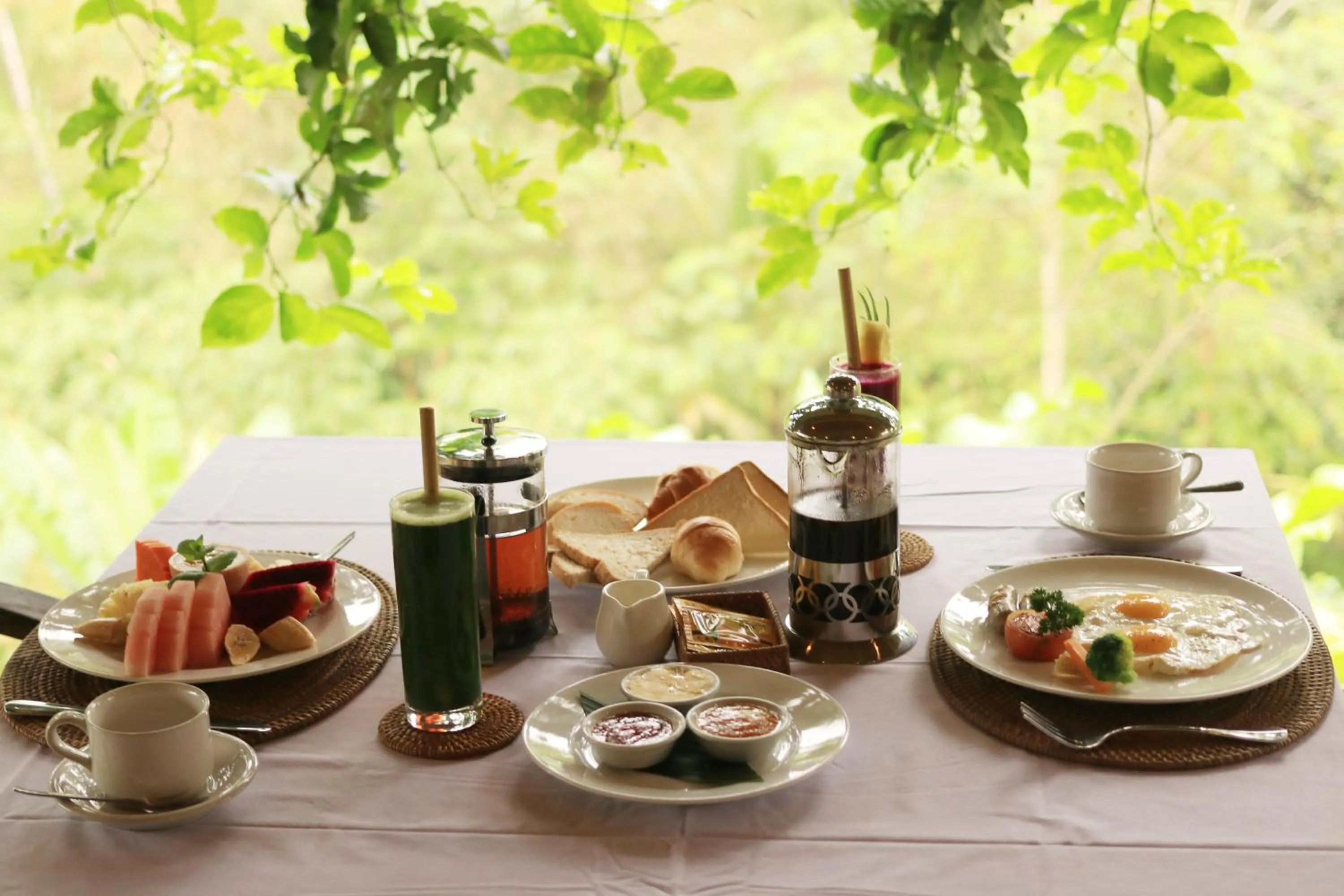 Food and drinks in Bersila La Maison Du Bonheur