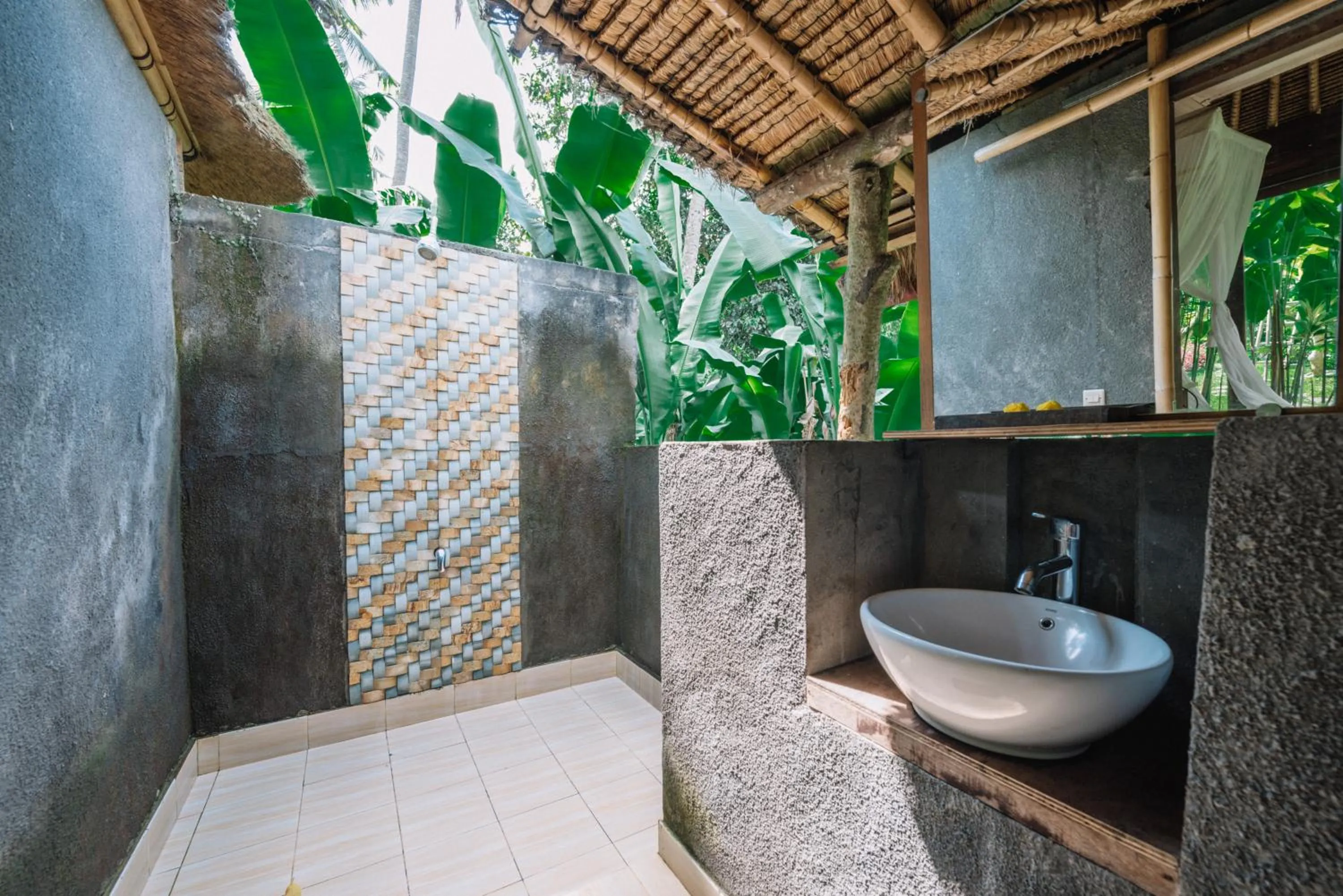 Shower in Bersila La Maison Du Bonheur