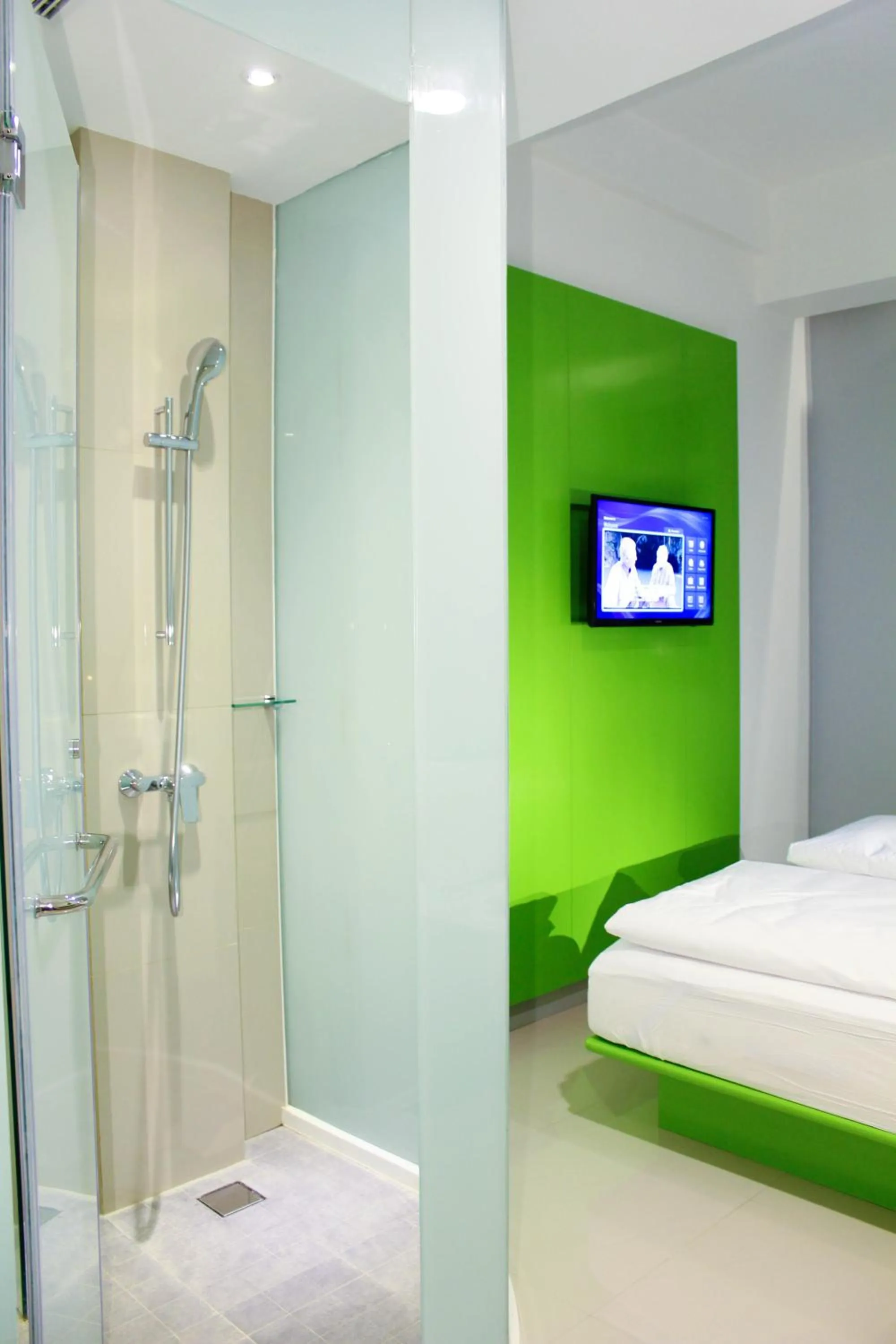 Bathroom, Bed in POP! Hotel Diponegoro