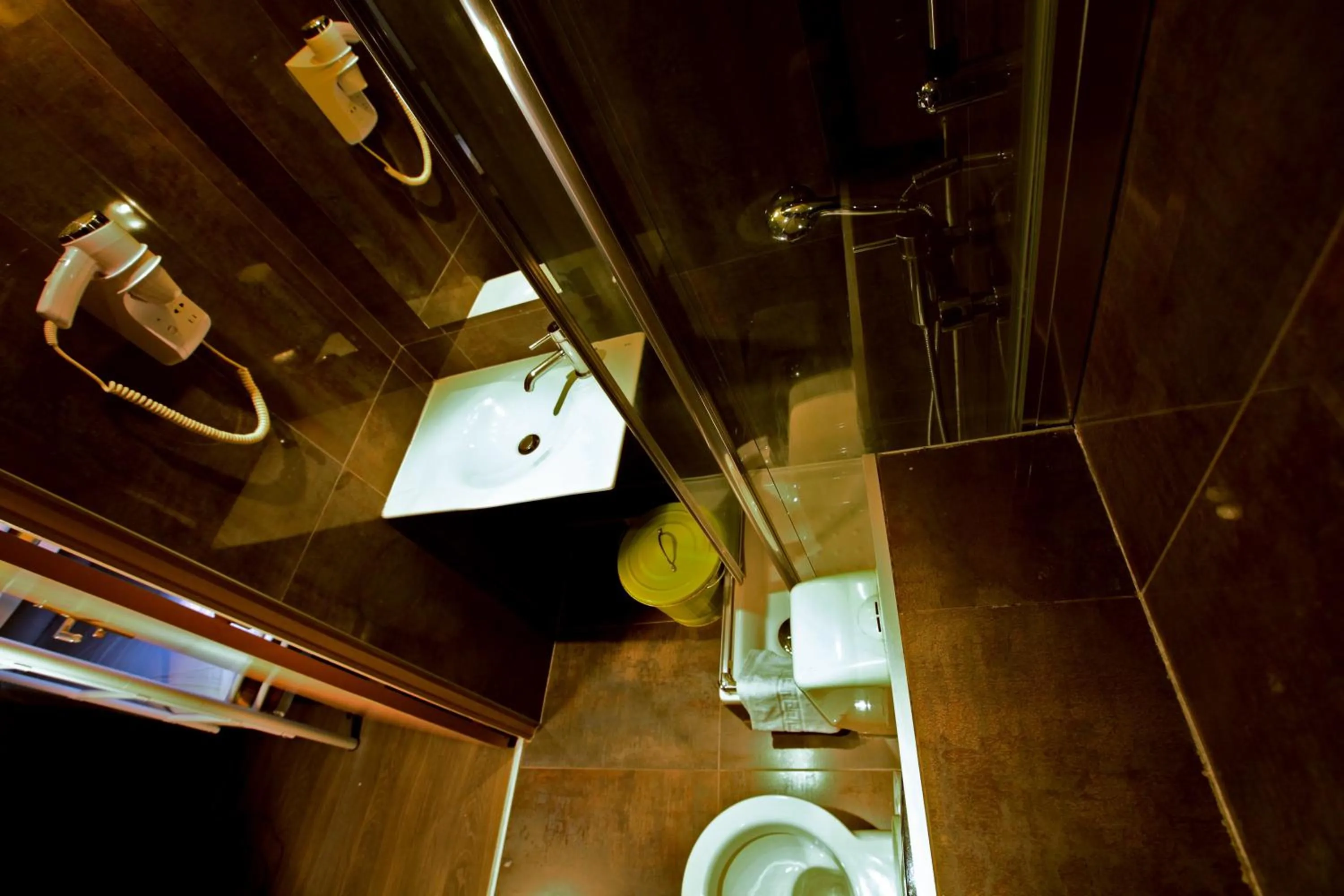 Bathroom in Plug inn Montmartre by Hiphophostels