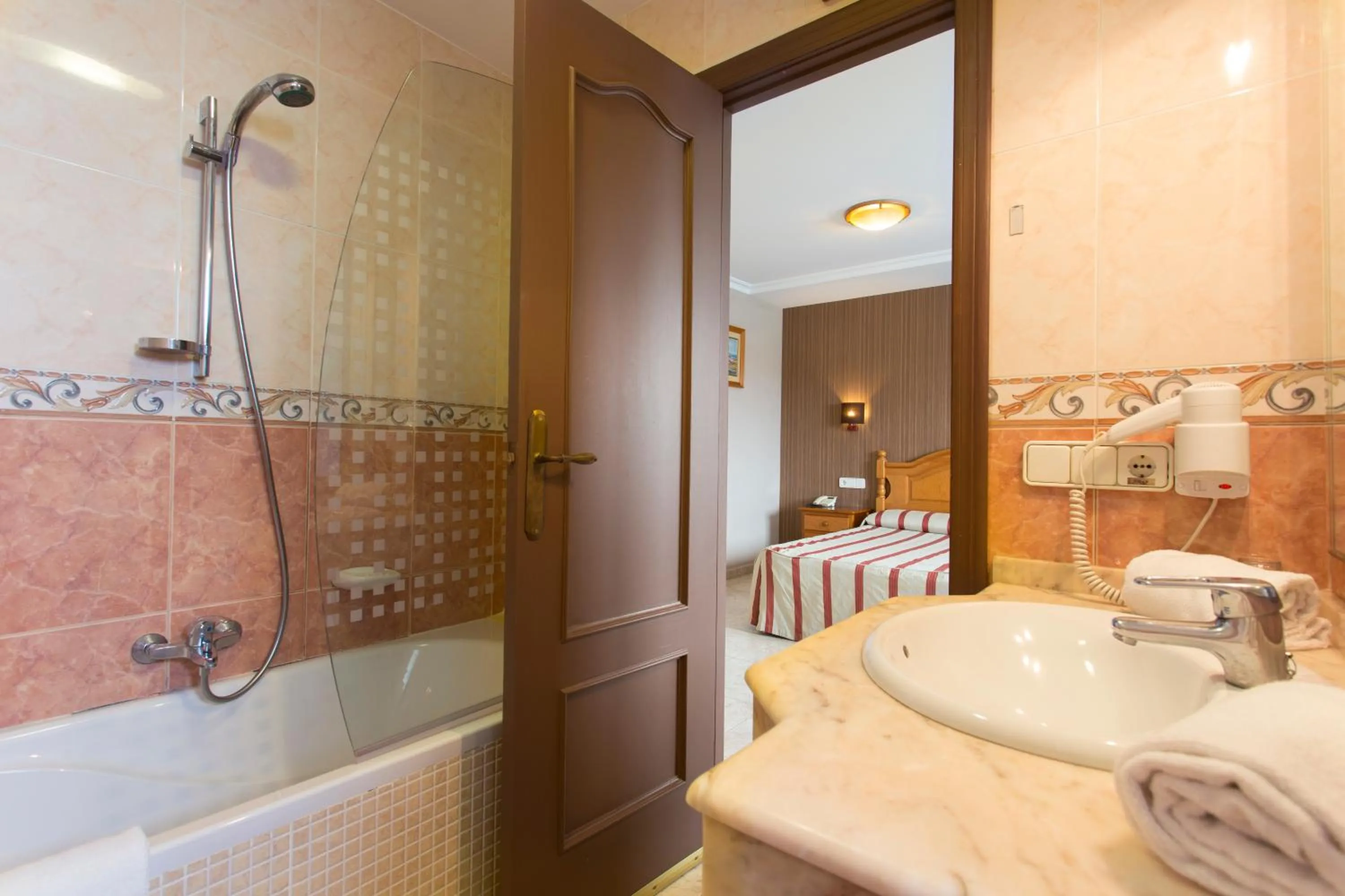 Bathroom in Hotel Noguera El Albir