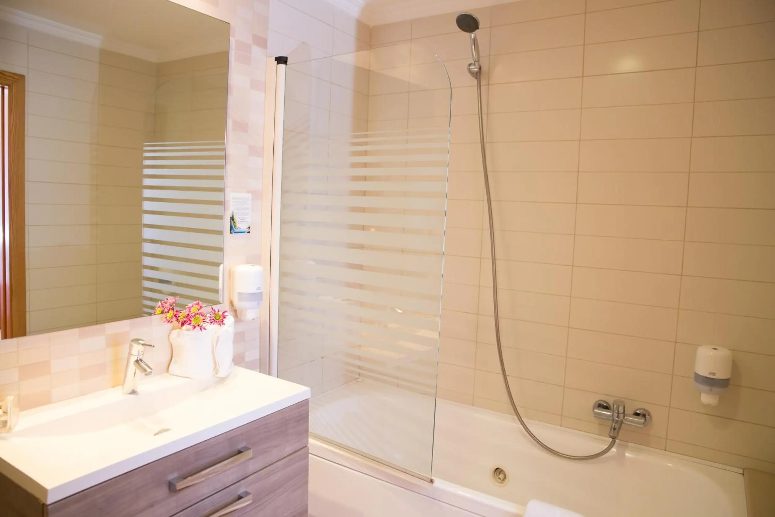 Shower in Hotel Noguera El Albir