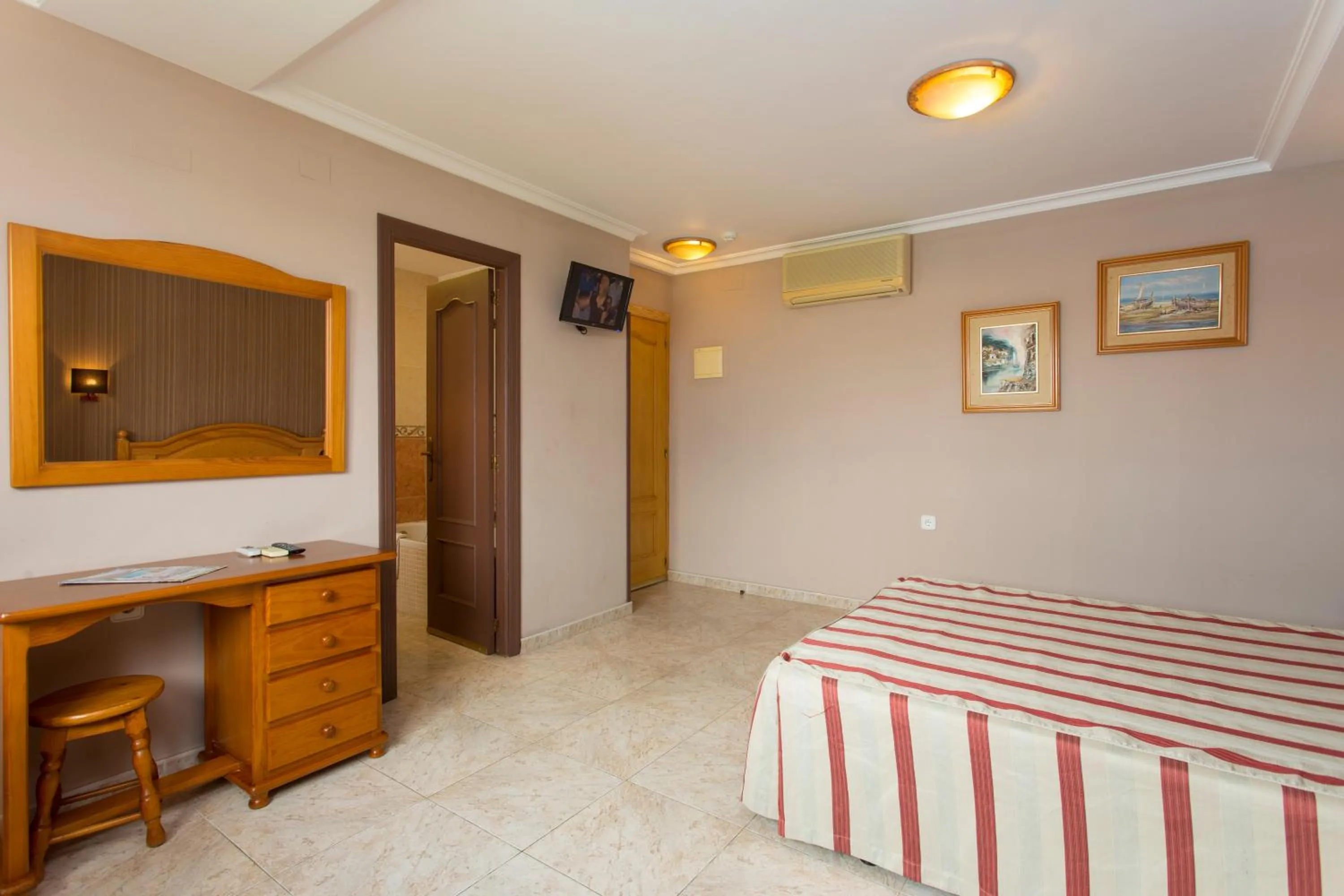 Photo of the whole room, Bed in Hotel Noguera El Albir