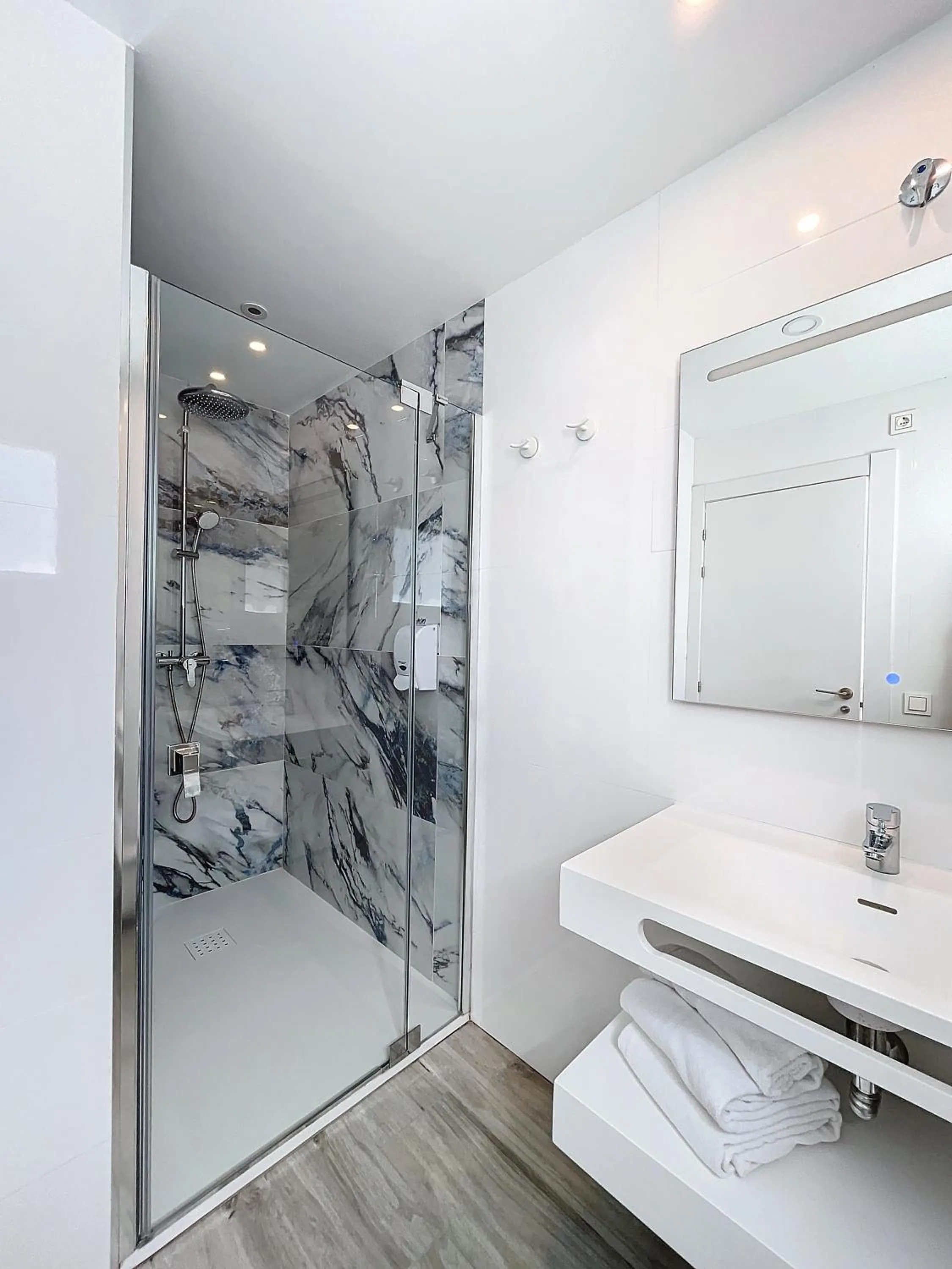 Shower in Hotel Noguera El Albir