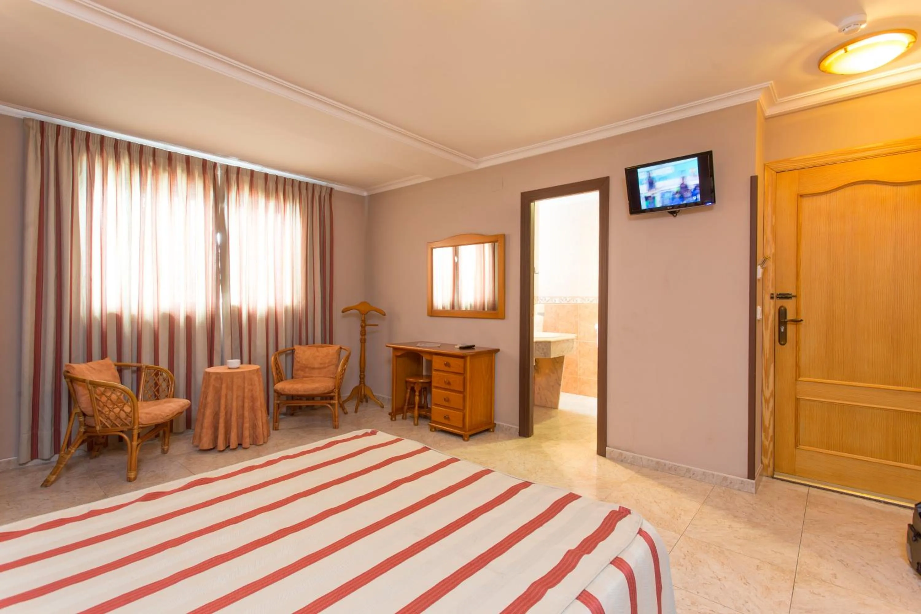 Photo of the whole room, Bed in Hotel Noguera El Albir