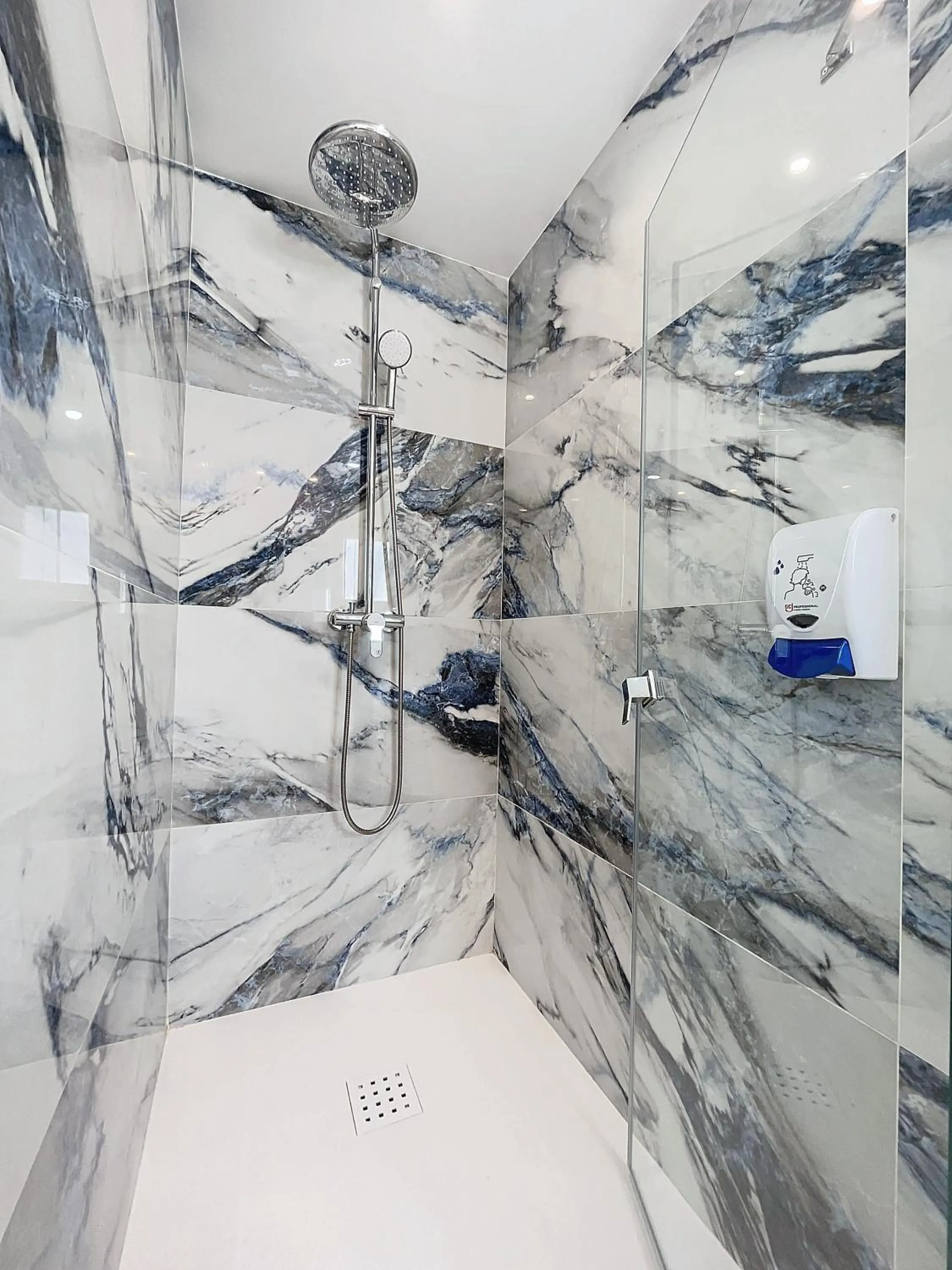 Shower in Hotel Noguera El Albir