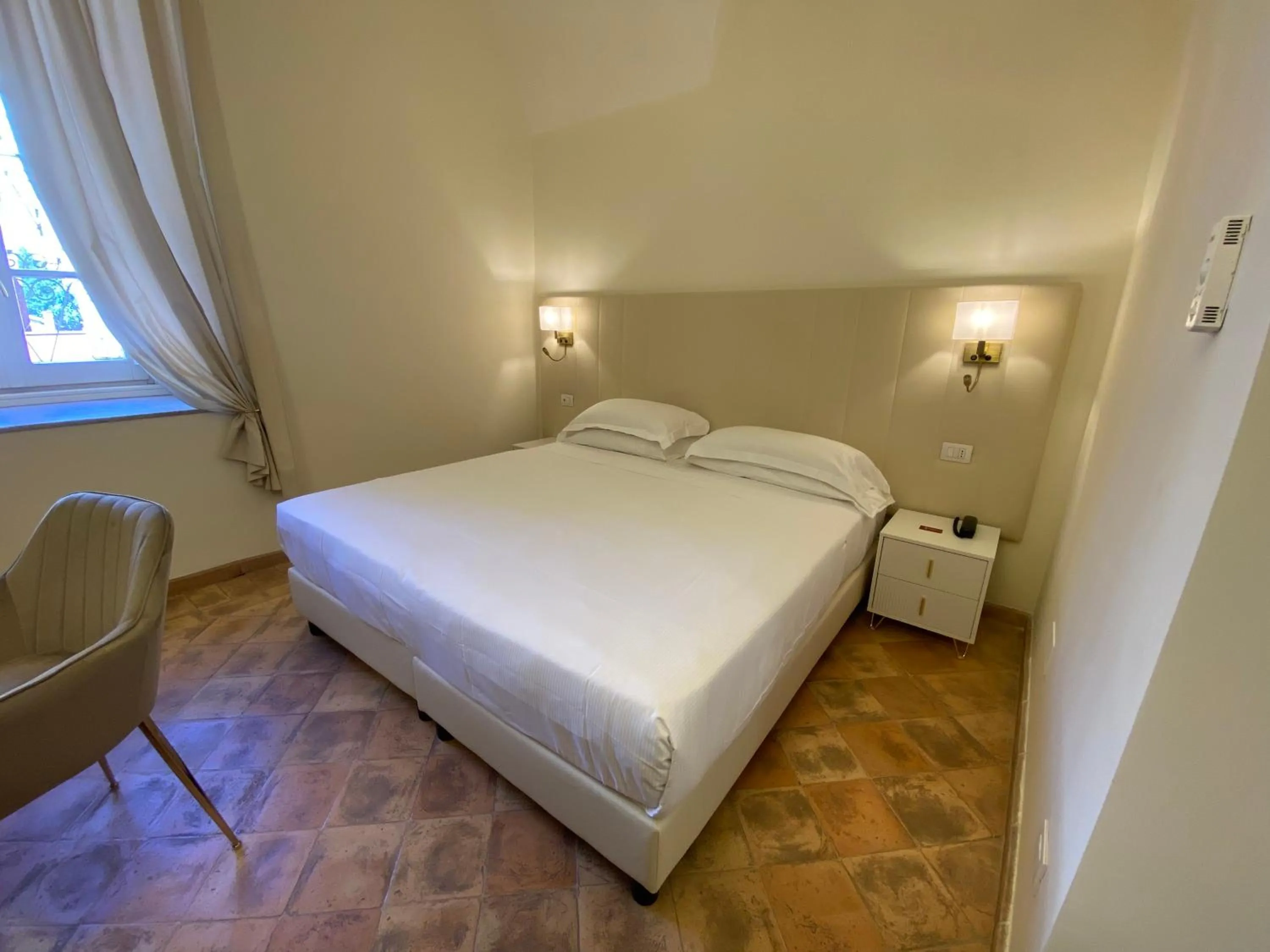 Photo of the whole room, Bed in Basilica Hotel