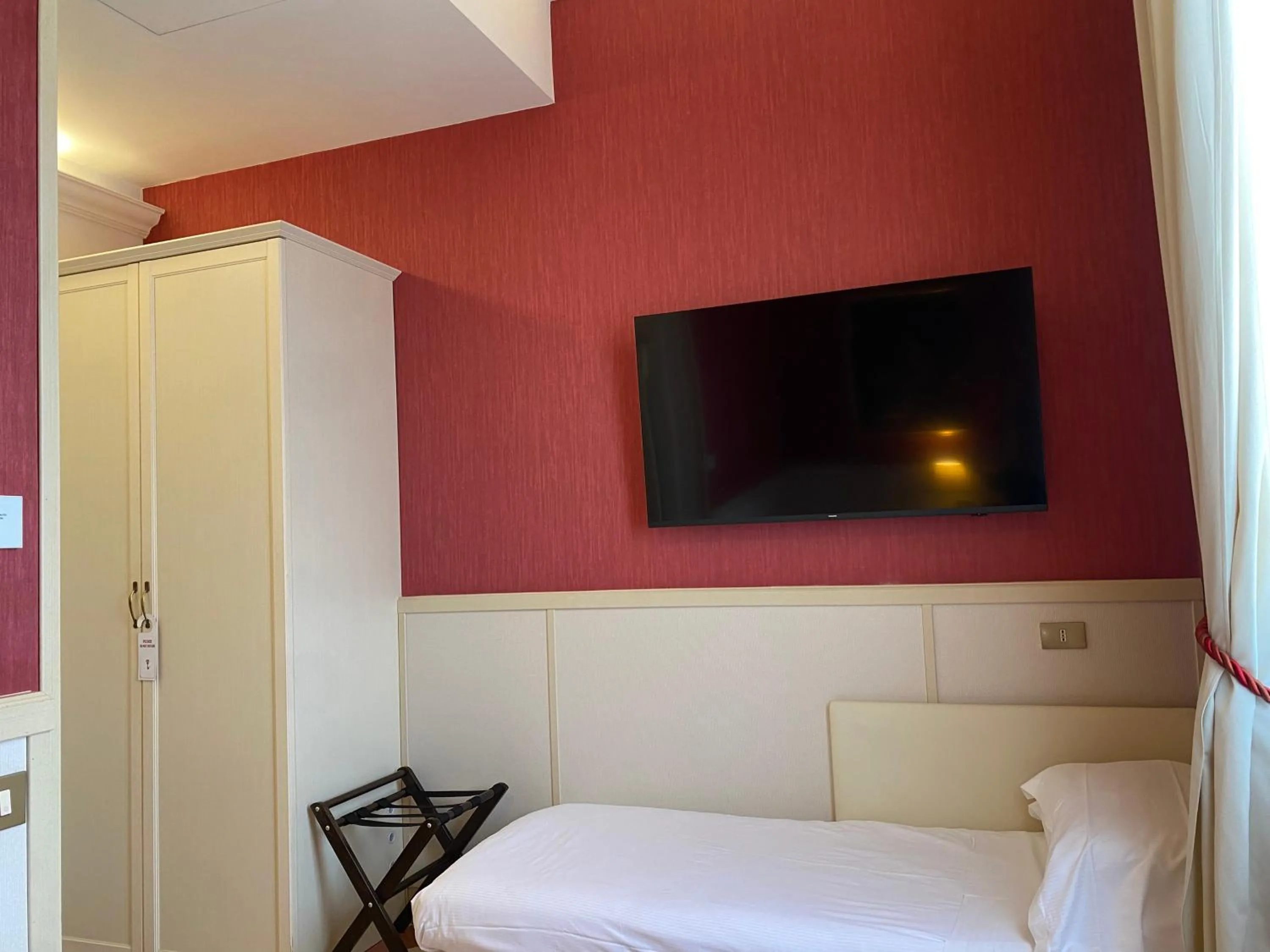 Photo of the whole room, Bed in Basilica Hotel