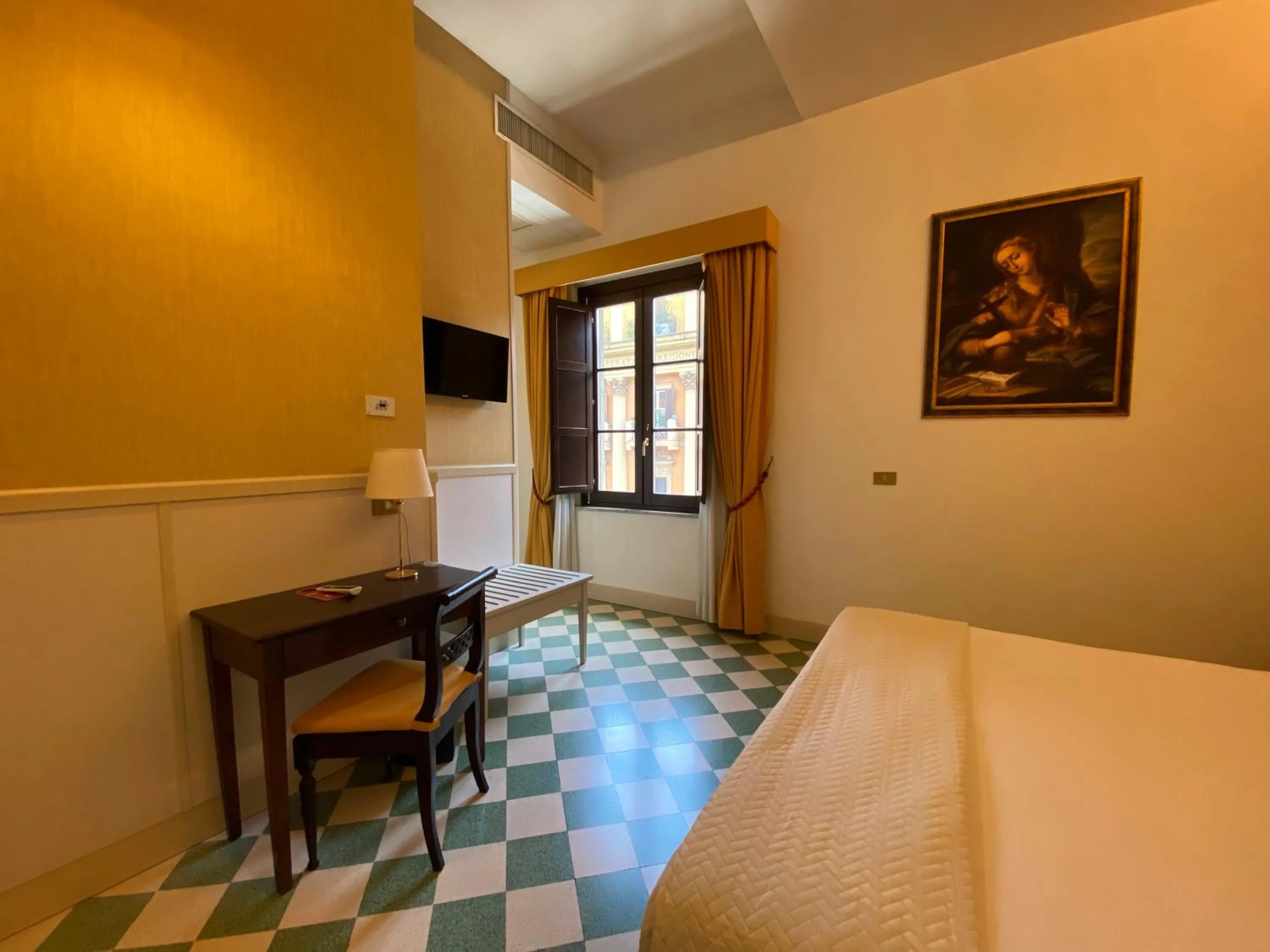 Photo of the whole room, Bed in Basilica Hotel