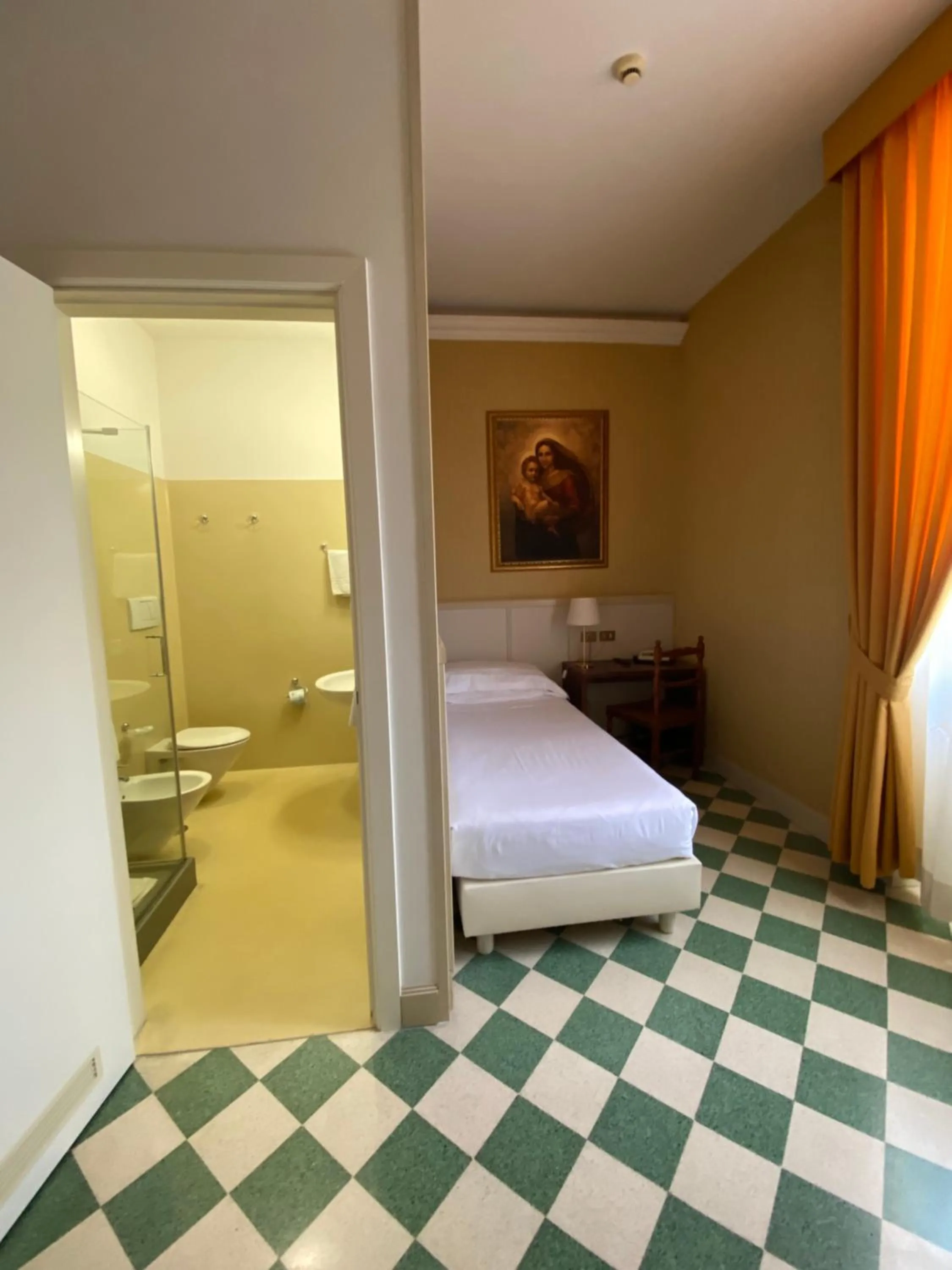 Photo of the whole room, Bed in Basilica Hotel