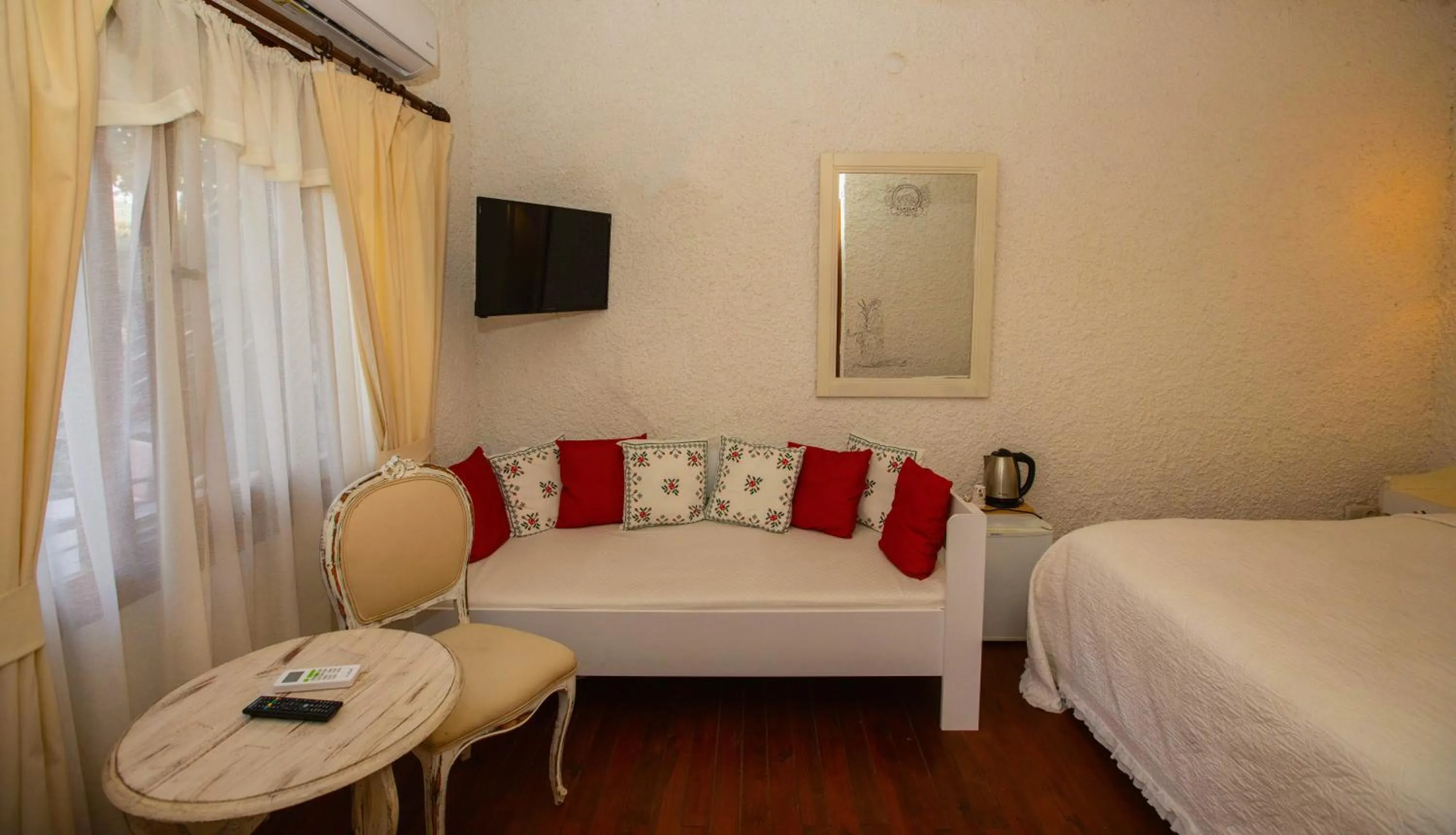 Seating area, Bed in Şirince Klaseas Hotel&Restaurant