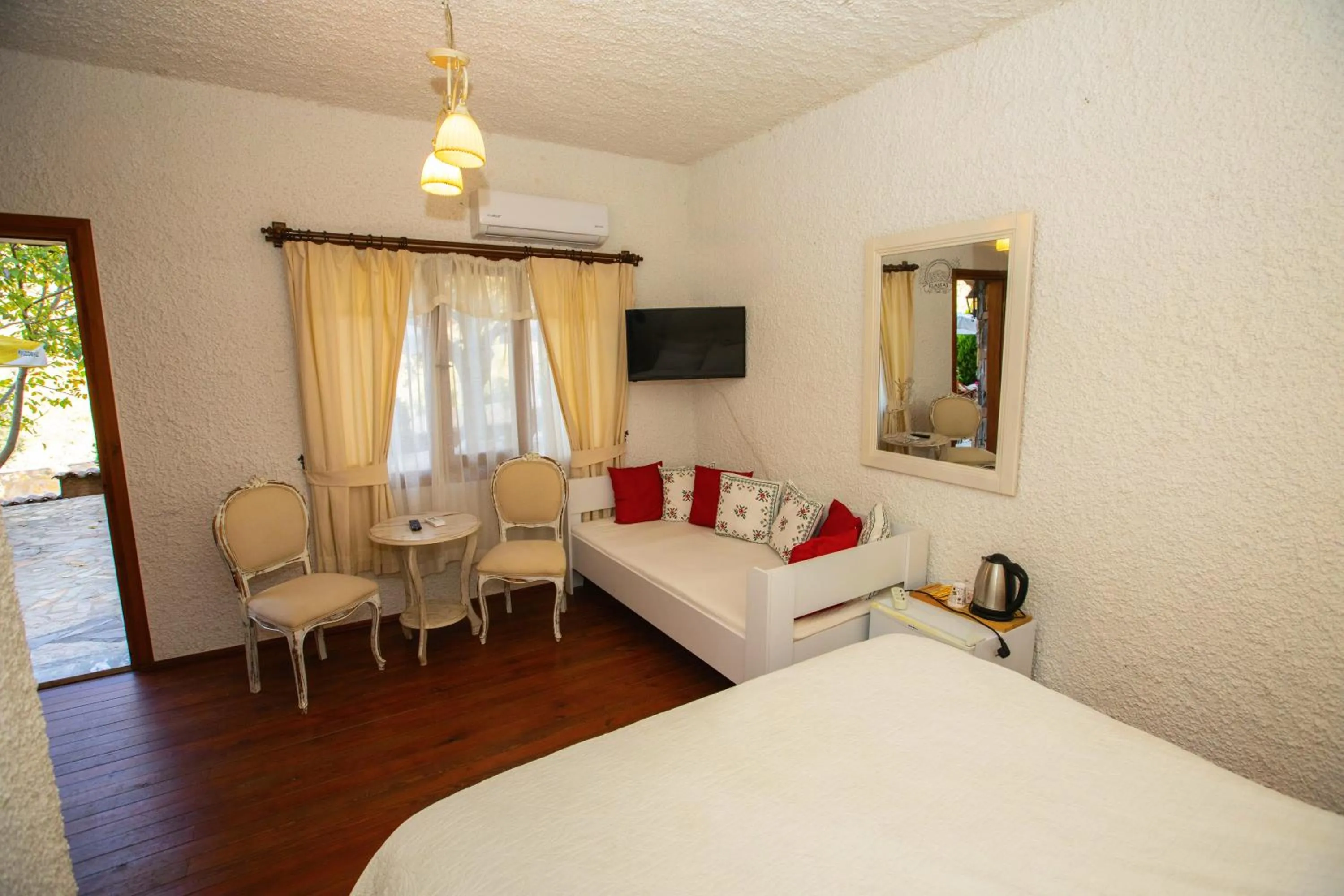 TV and multimedia, Bed in Şirince Klaseas Hotel&Restaurant