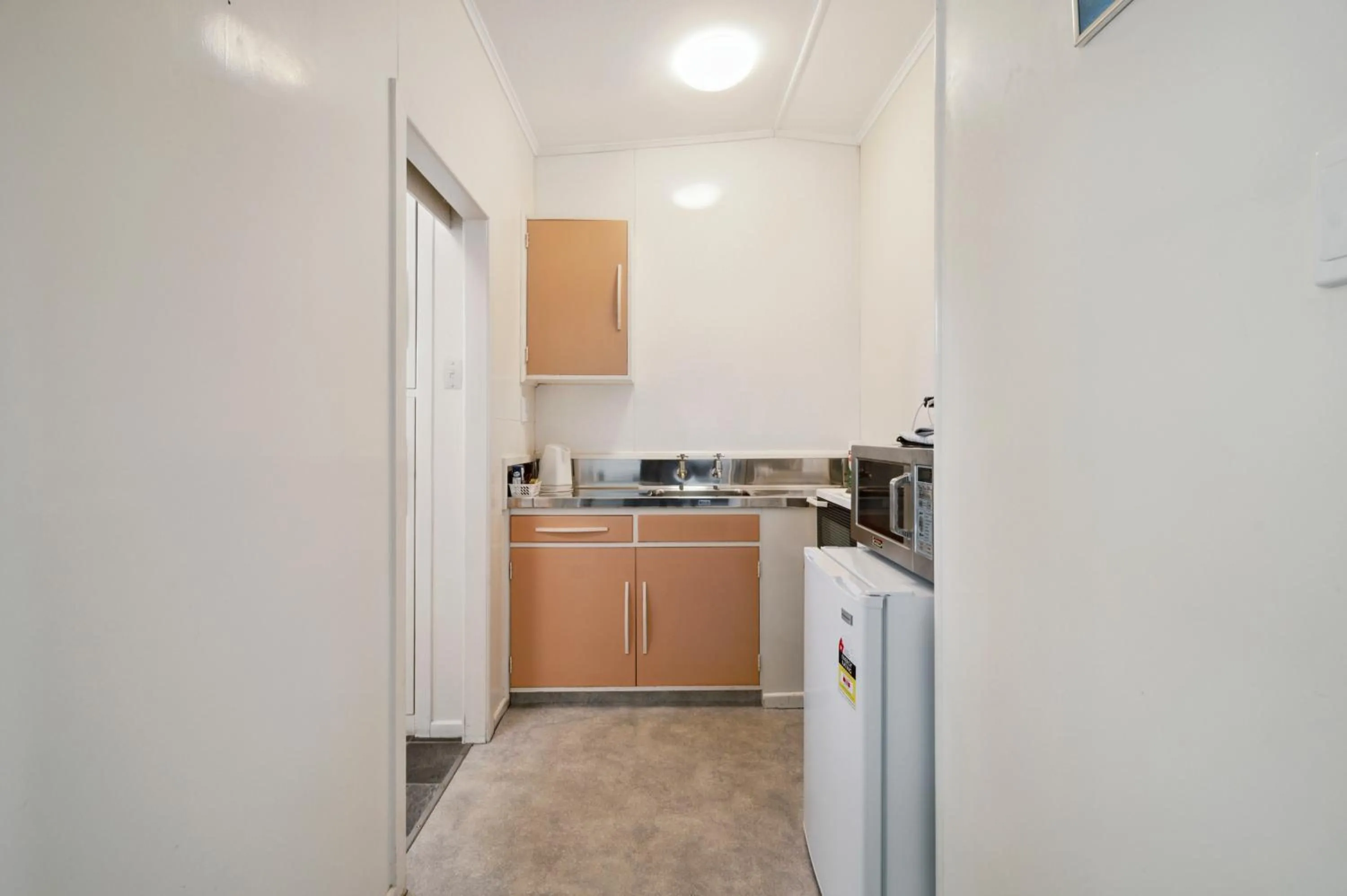 Kitchen or kitchenette in Mahoe Motel