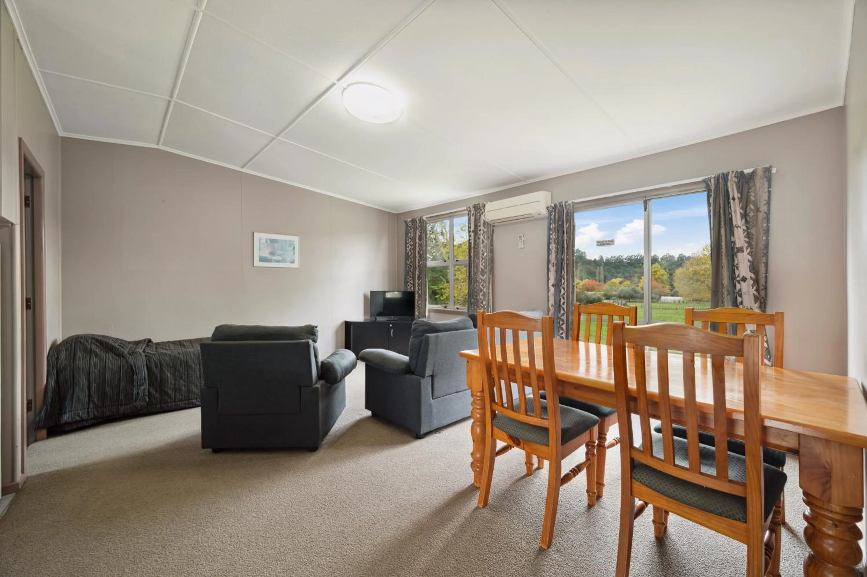 Dining area in Mahoe Motel