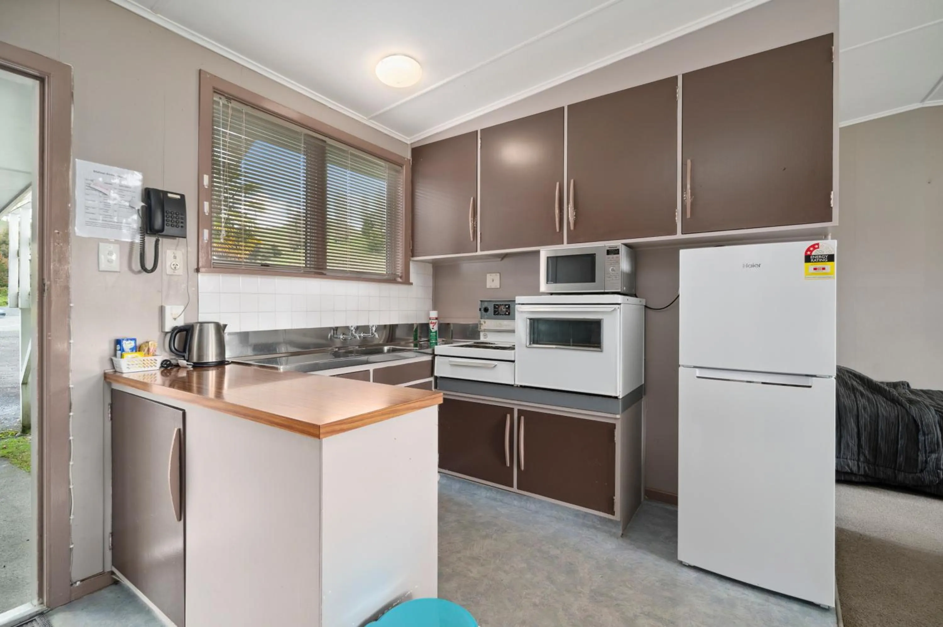 Kitchen or kitchenette in Mahoe Motel