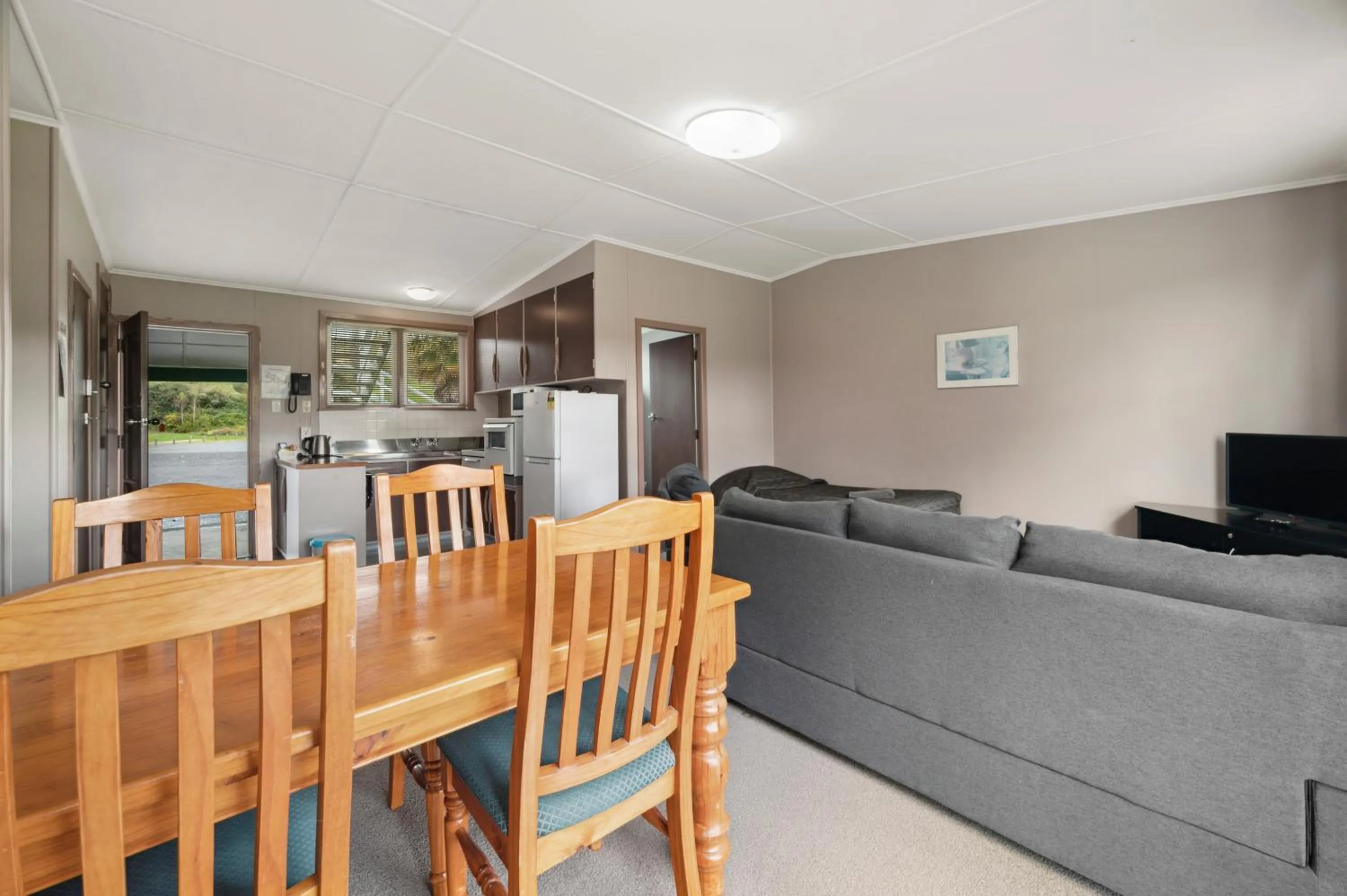 Evening entertainment in Mahoe Motel