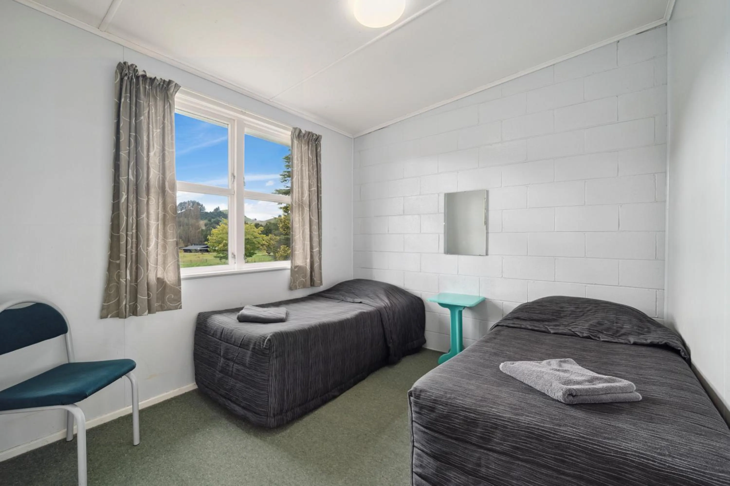 Bedroom, Bed in Mahoe Motel