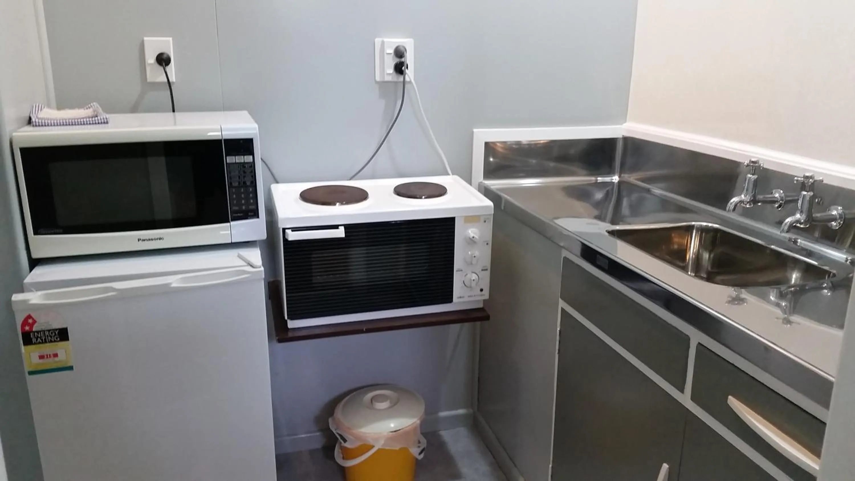 Kitchen or kitchenette in Mahoe Motel