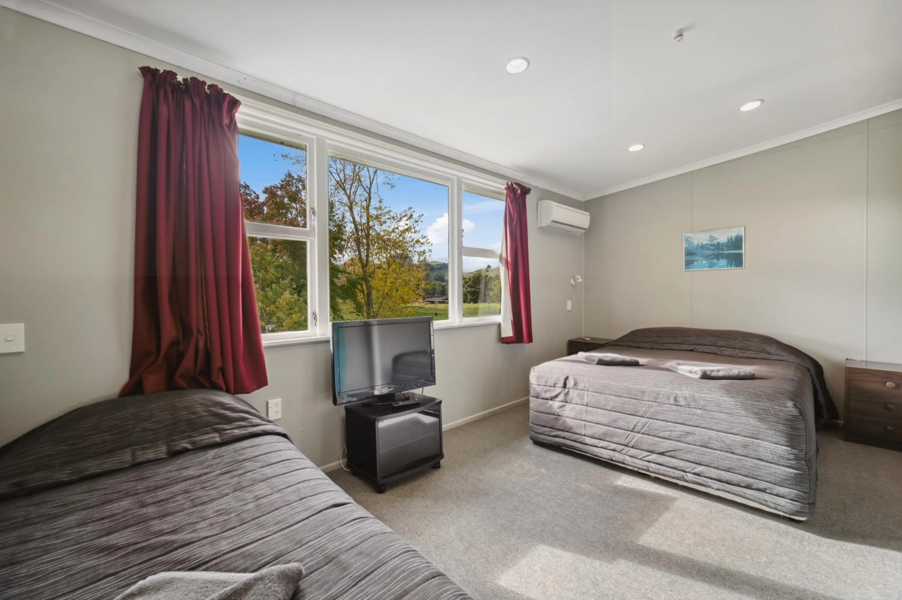 Living room, Bed in Mahoe Motel