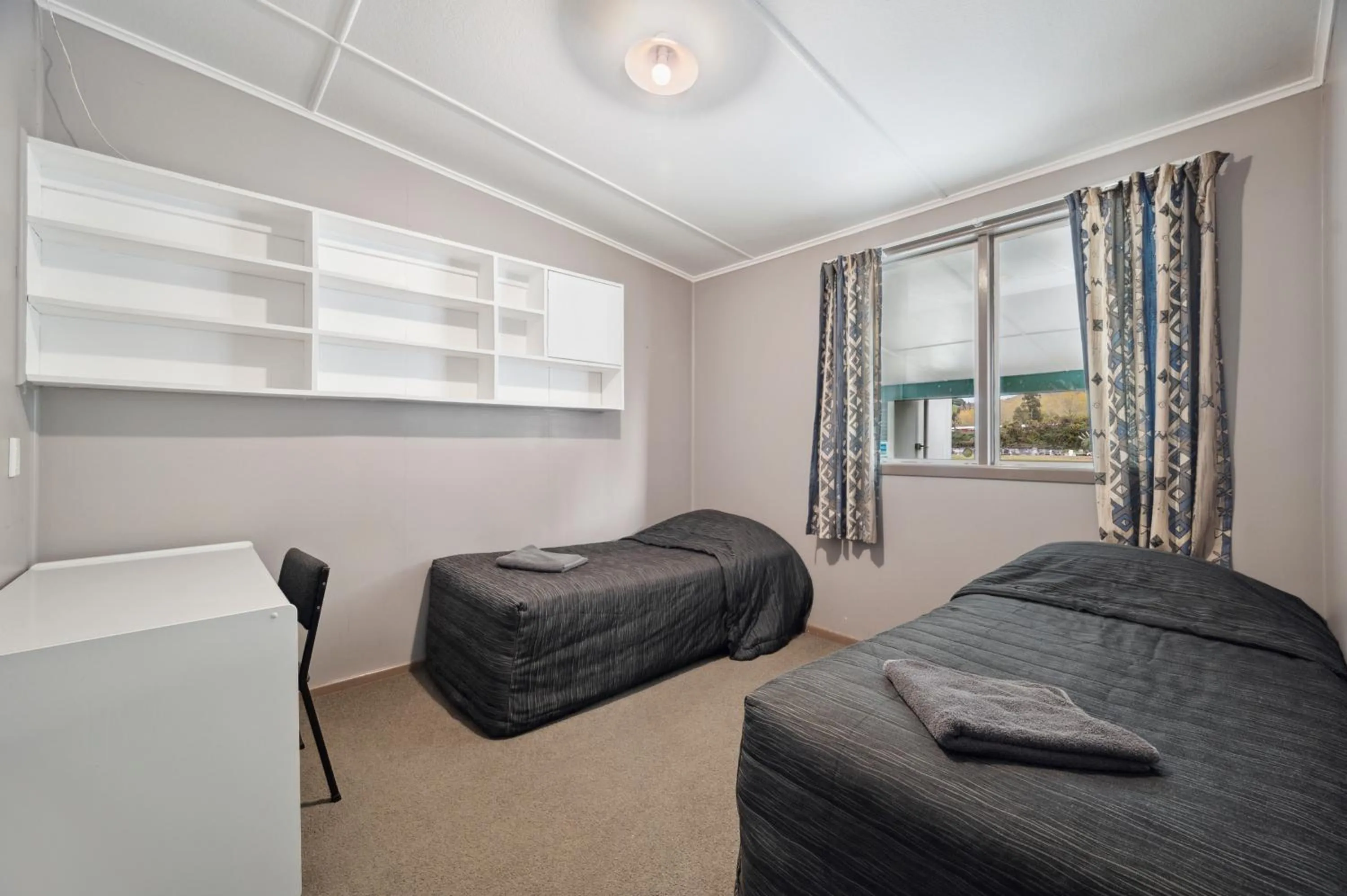 Bedroom, Bed in Mahoe Motel