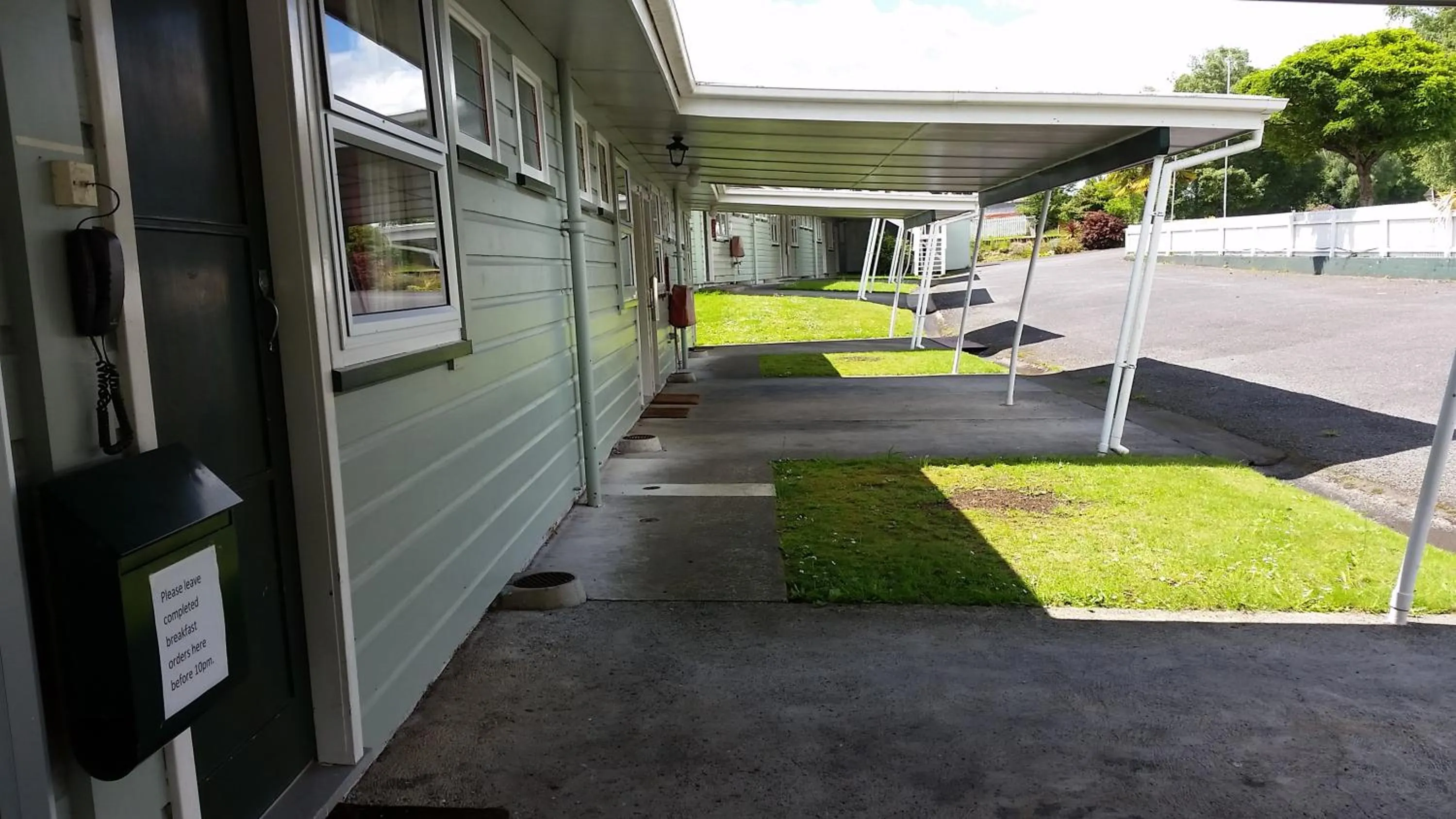 Facade/entrance in Mahoe Motel
