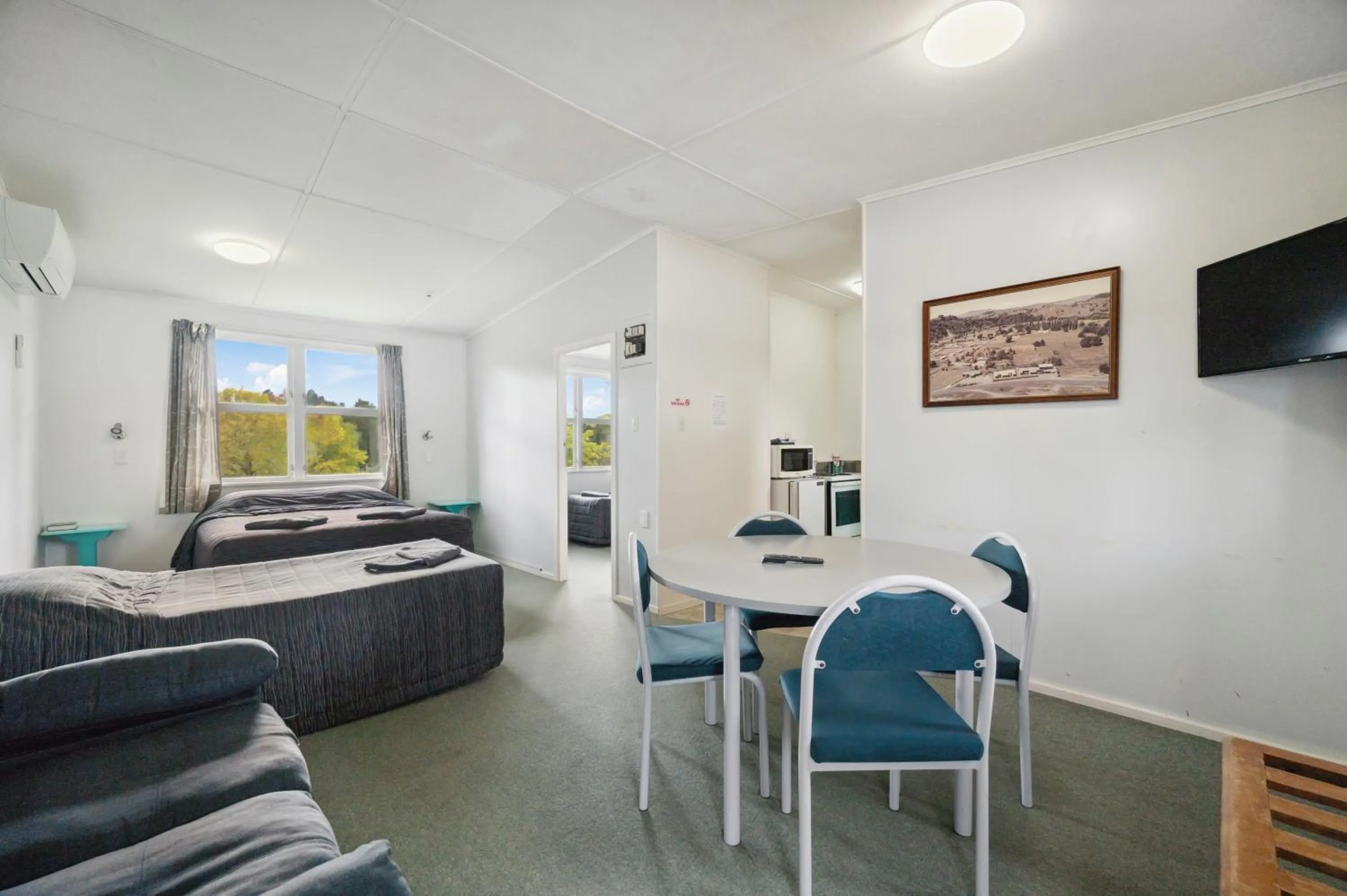 Photo of the whole room, Bed in Mahoe Motel