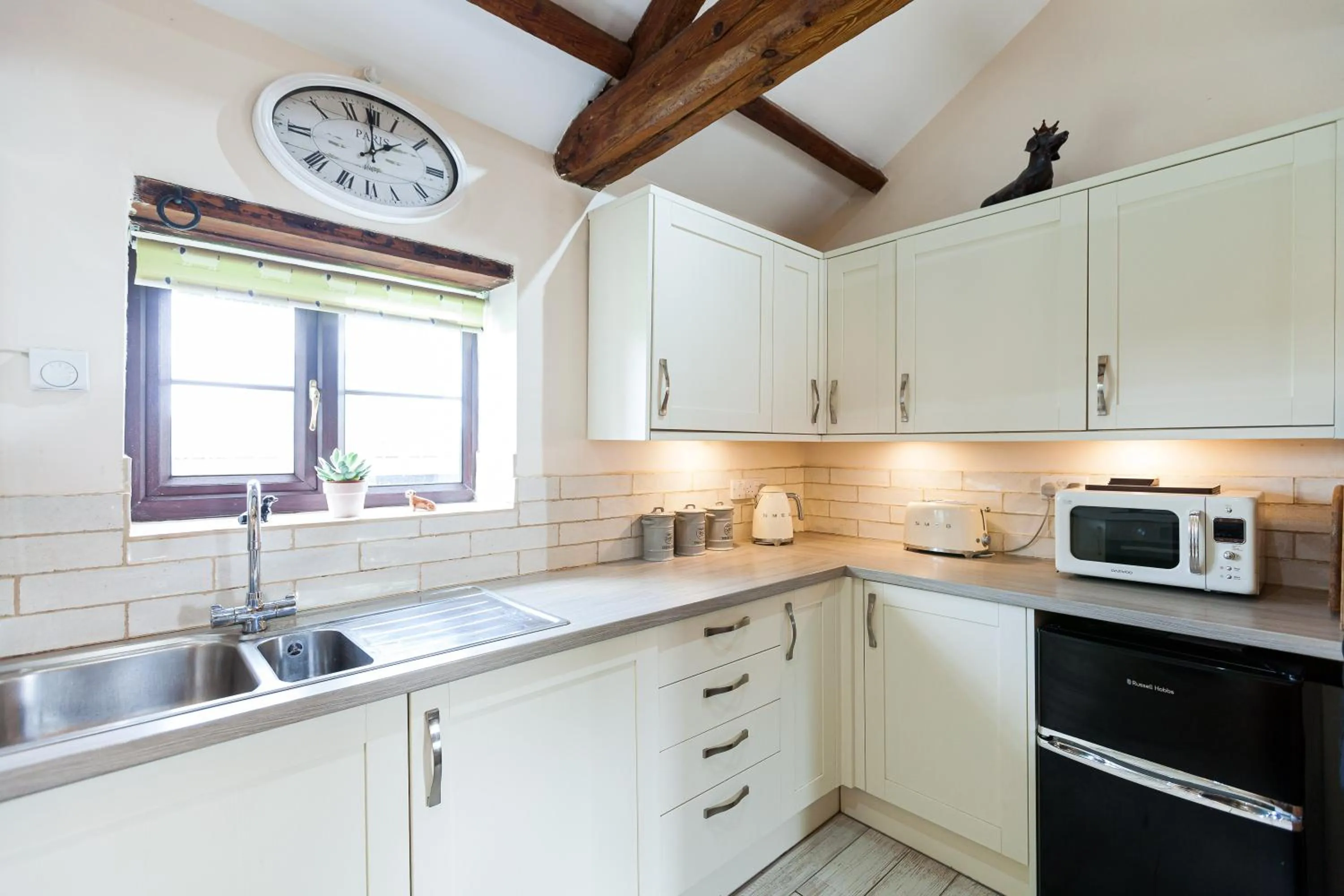 Kitchen or kitchenette in Skipbridge Farm Cottages
