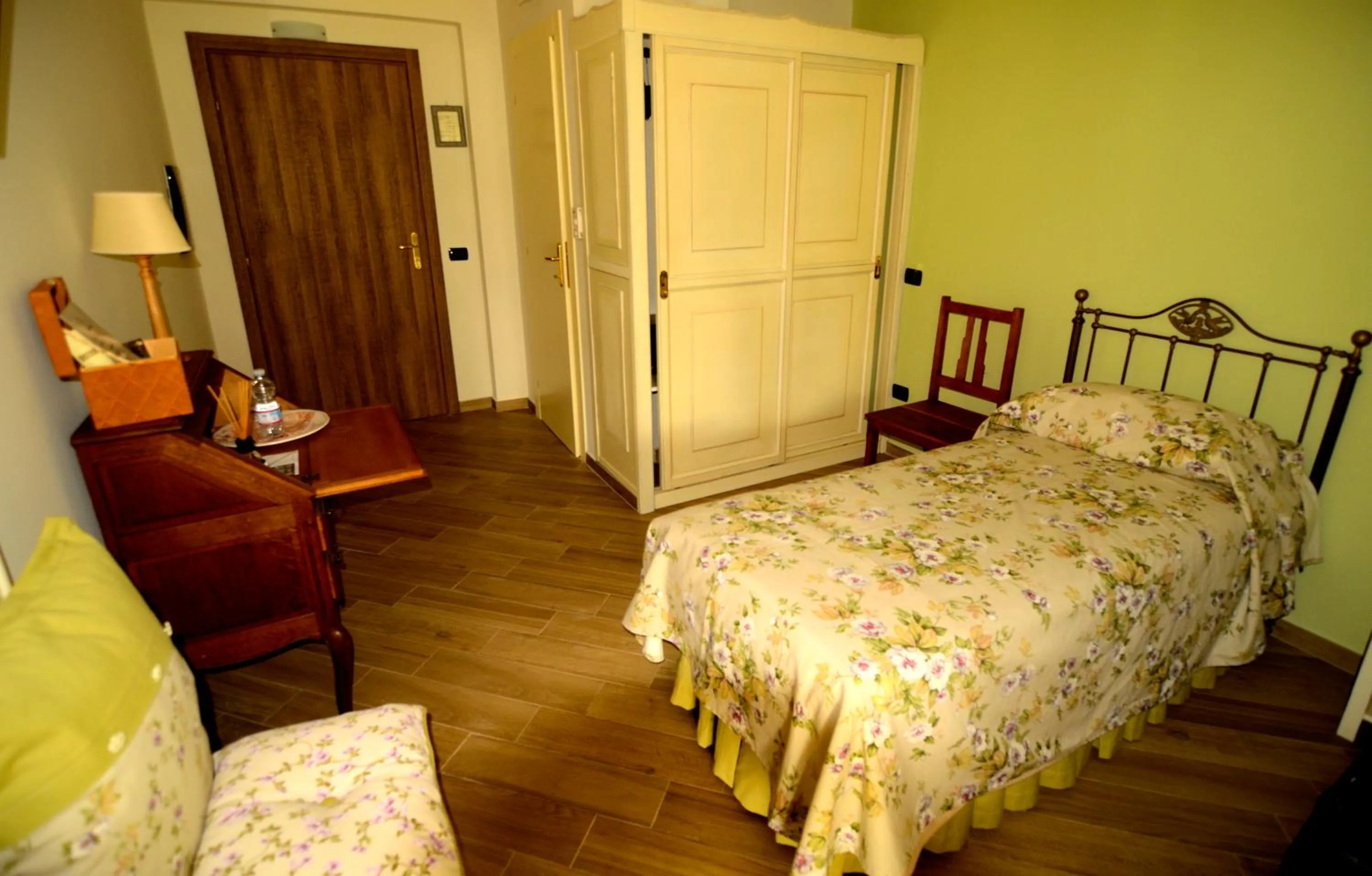 Photo of the whole room, Bed in La Vignola Country Hotel