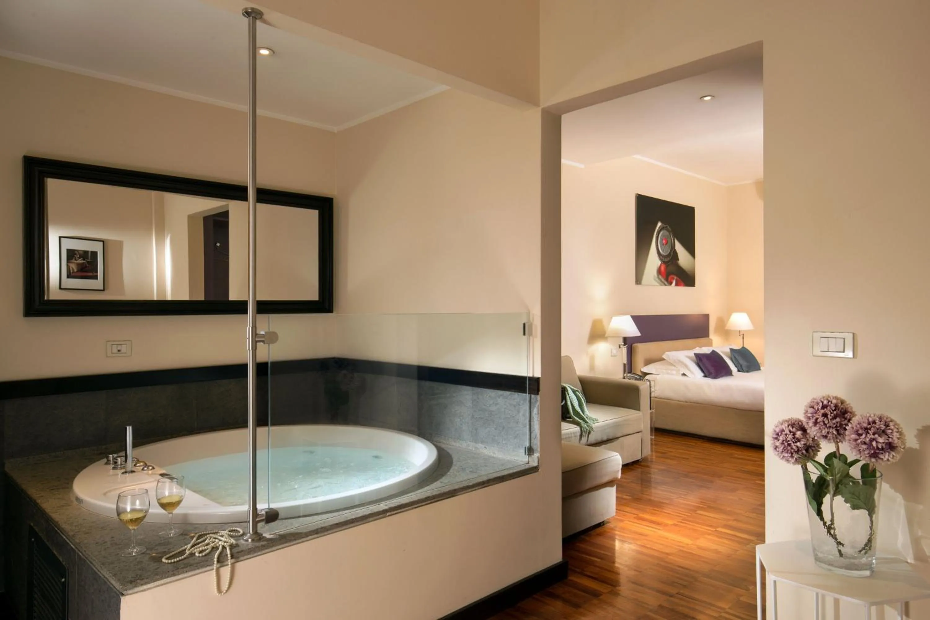 Photo of the whole room, Bed in Suitedreams