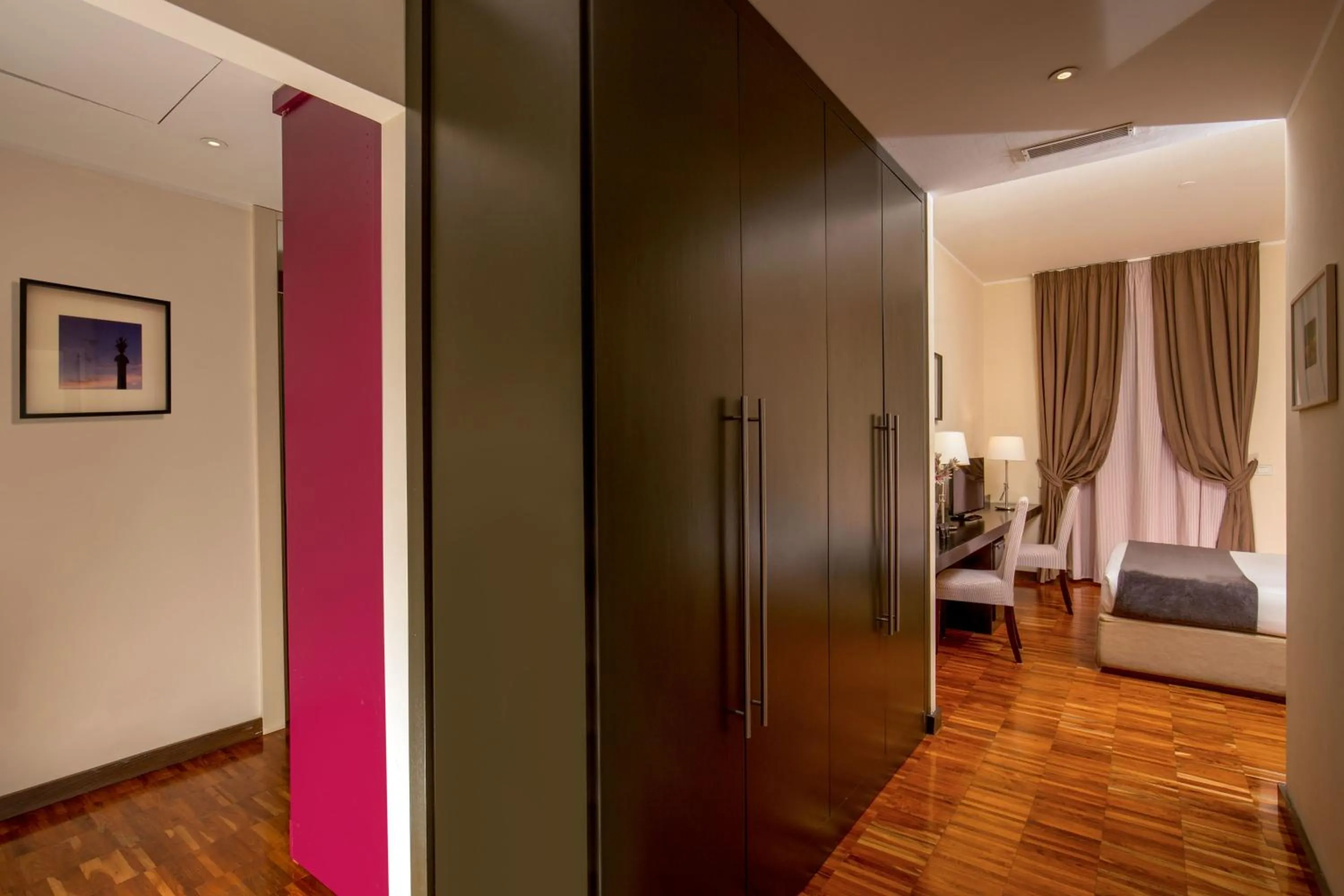 Photo of the whole room, Bed in Suitedreams