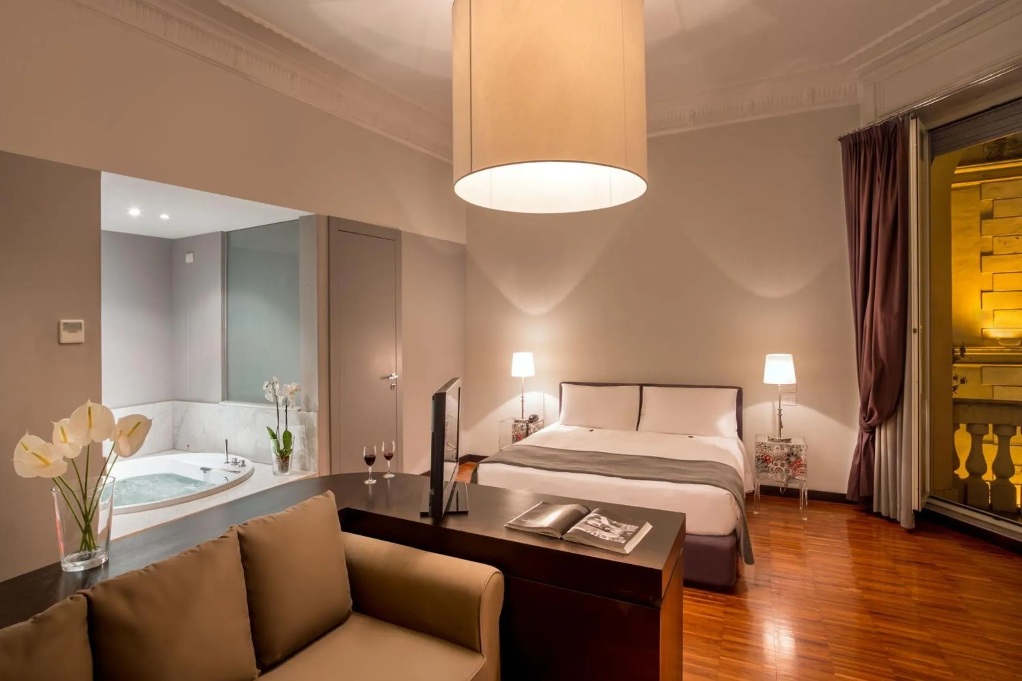 Hot Tub, Bed in Suitedreams