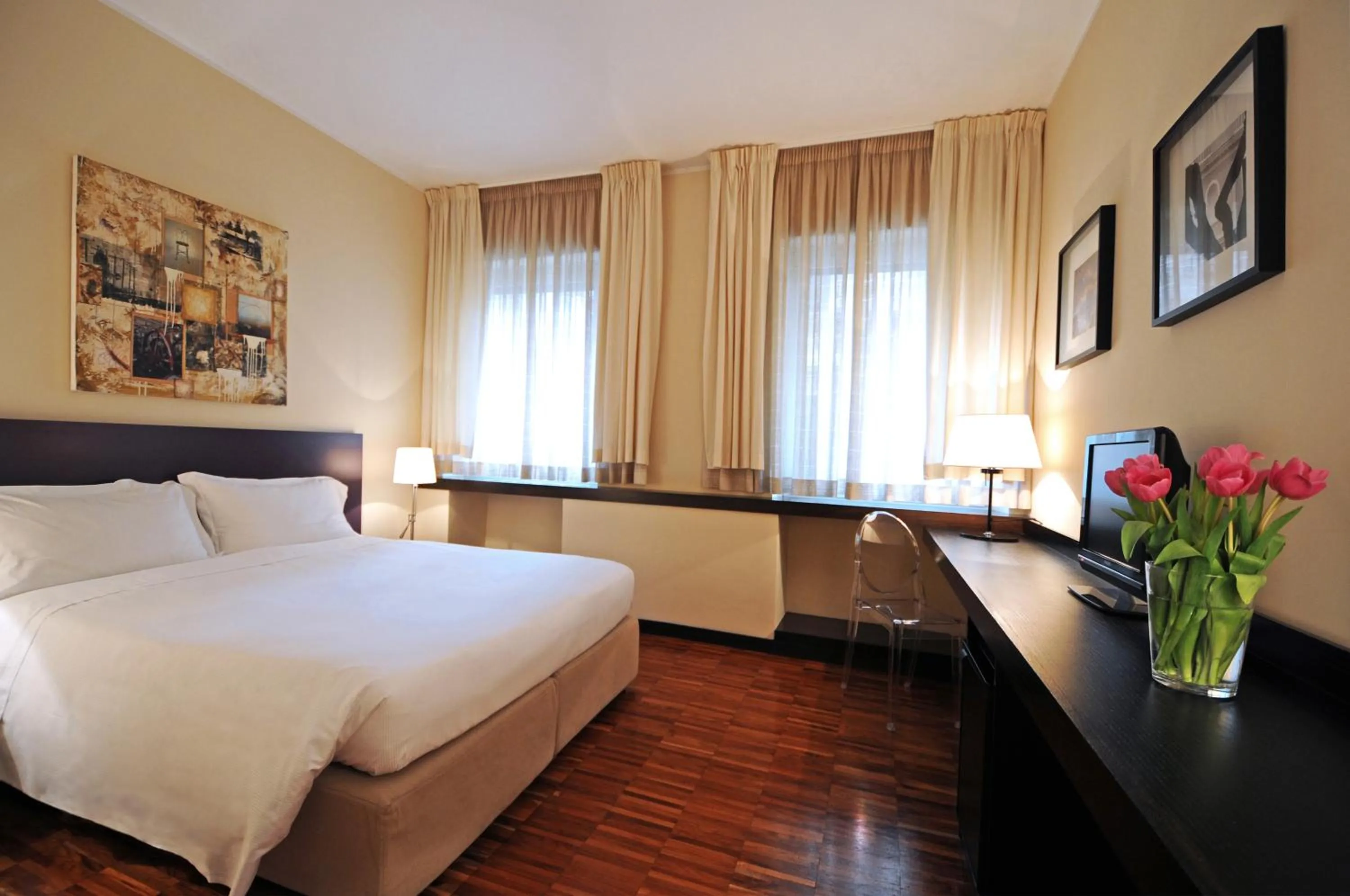 Photo of the whole room, Bed in Suitedreams