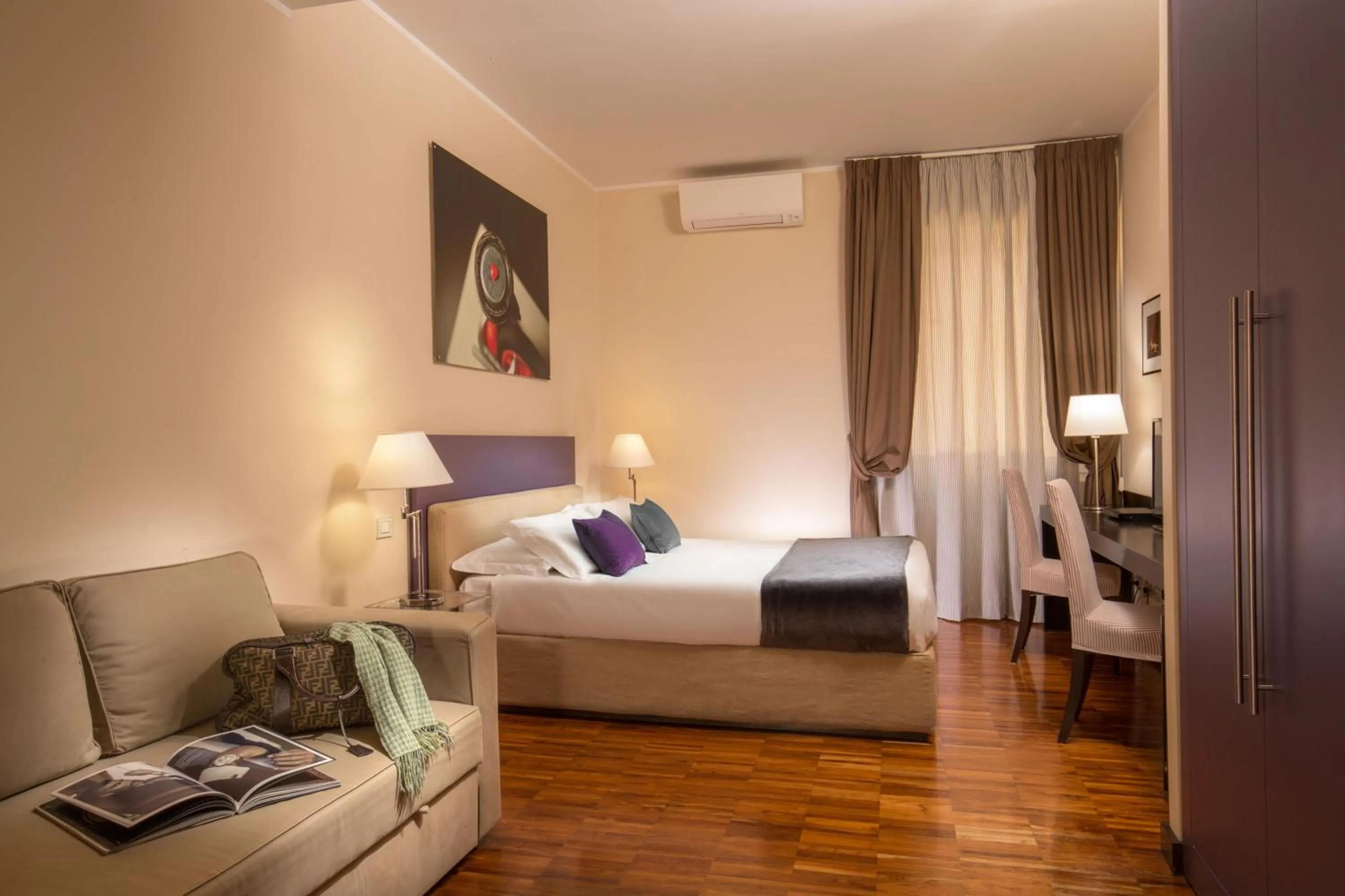 Photo of the whole room, Bed in Suitedreams