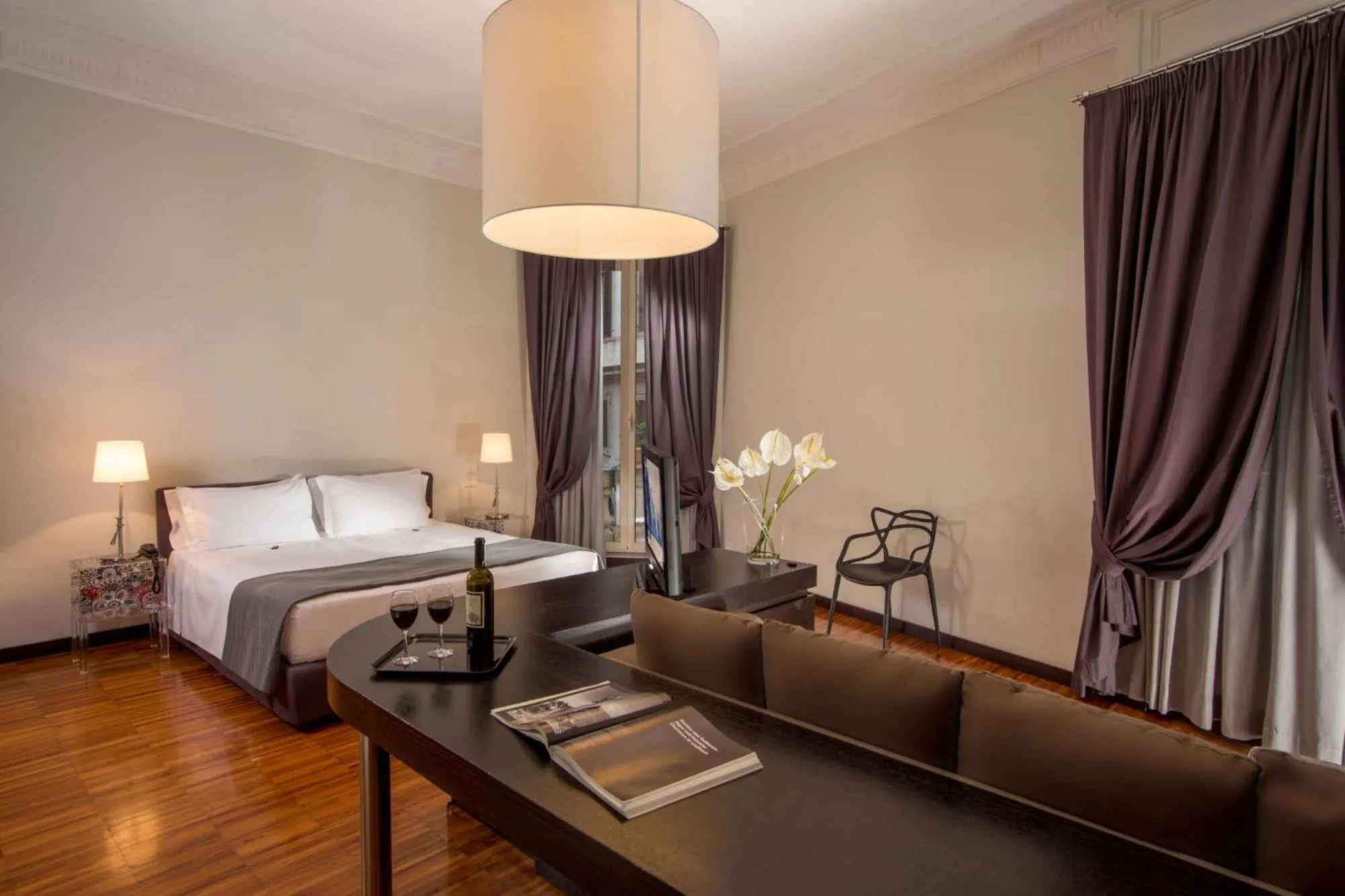 Photo of the whole room, Bed in Suitedreams