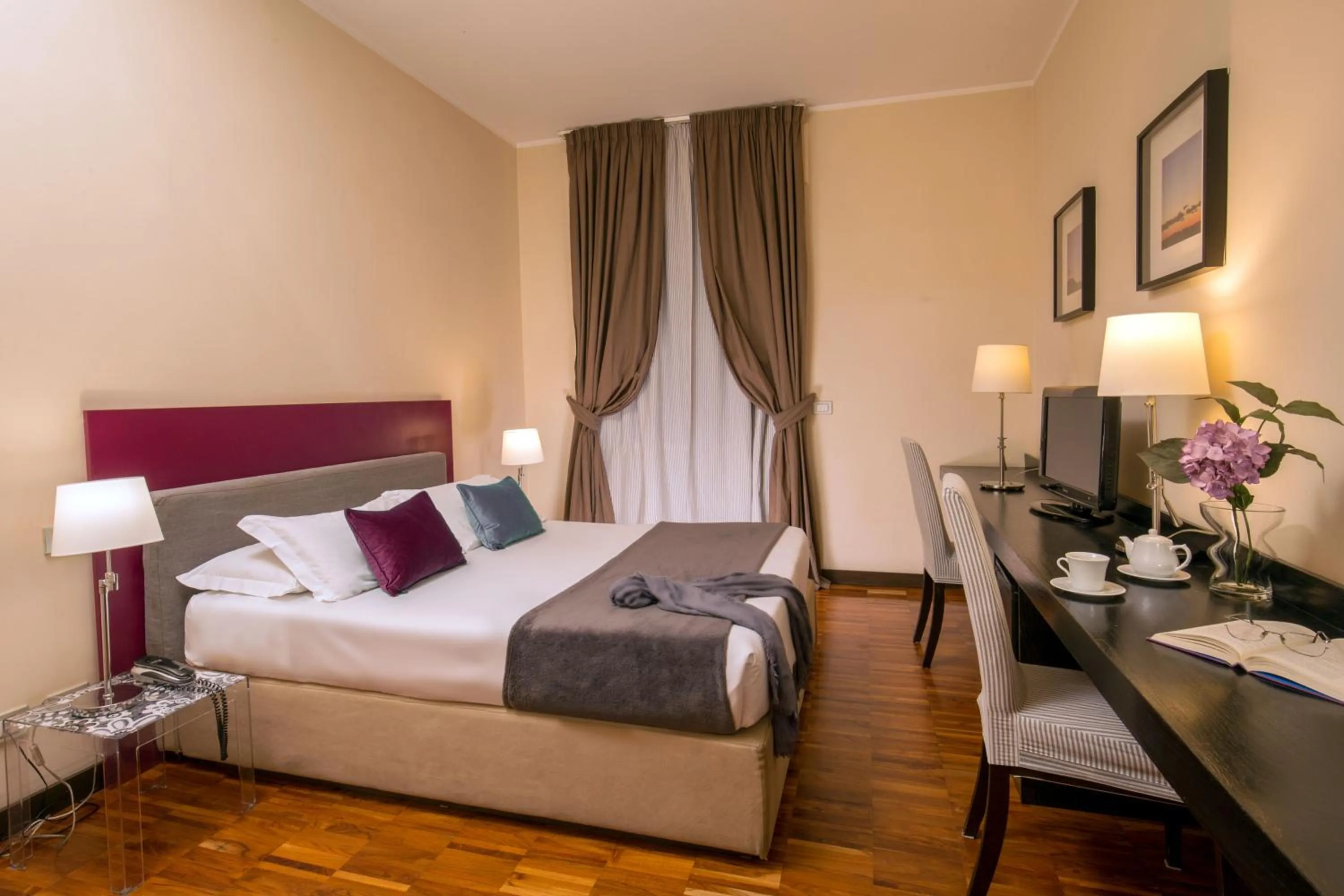 Photo of the whole room, Bed in Suitedreams