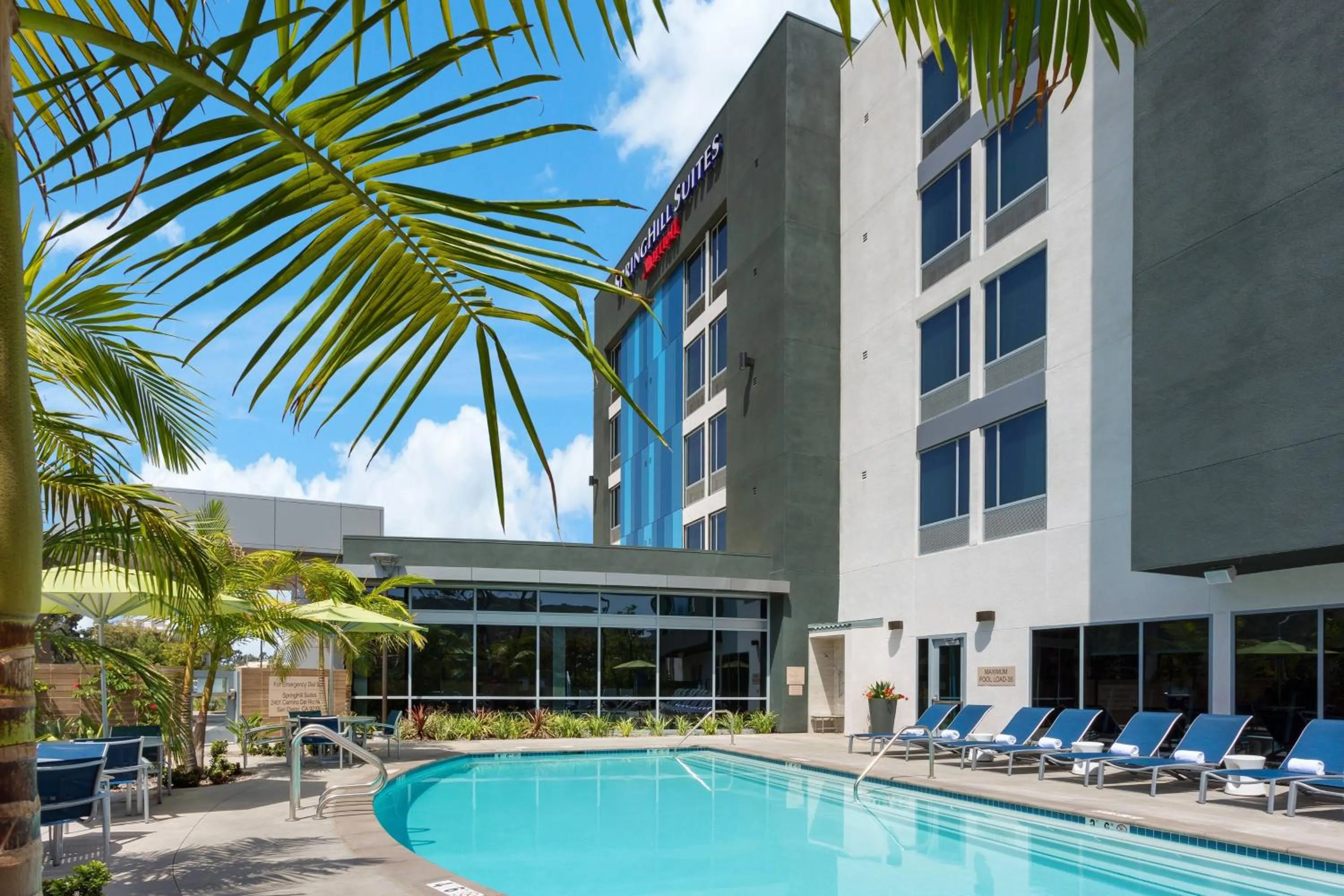 Swimming pool in SpringHill Suites by Marriott San Diego Mission Valley