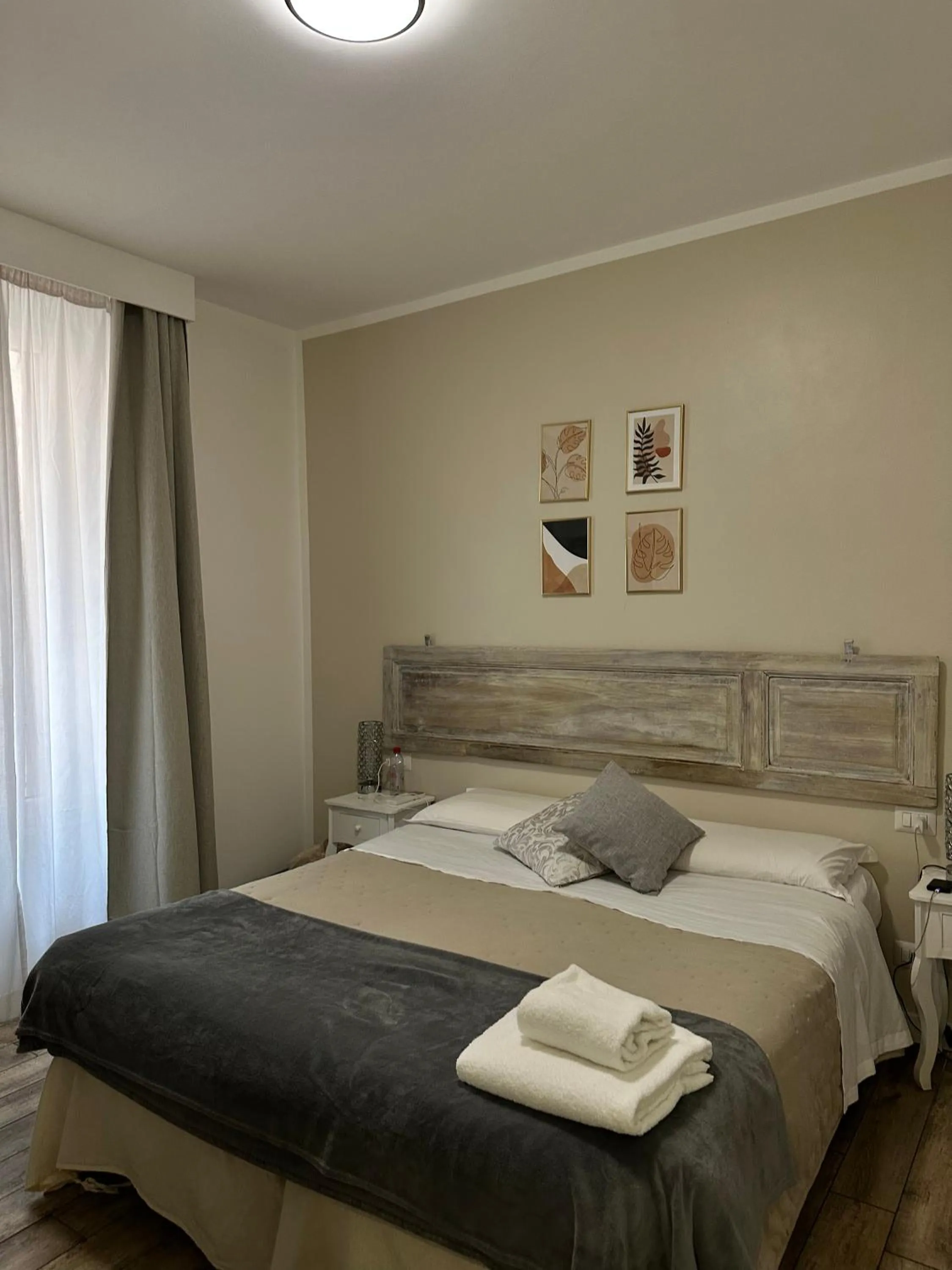 Photo of the whole room, Bed in Spagna Ave