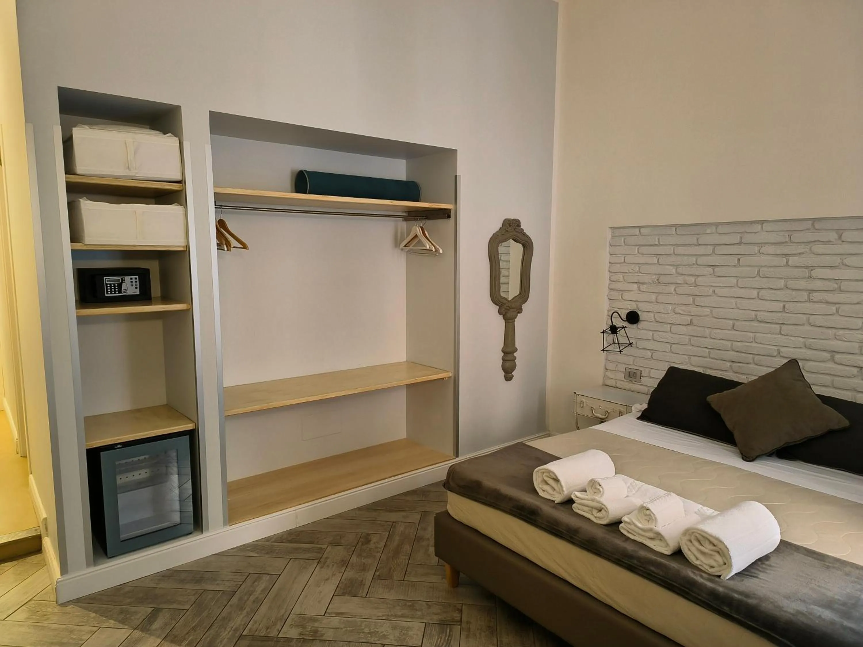 wardrobe, Bed in Spagna Ave