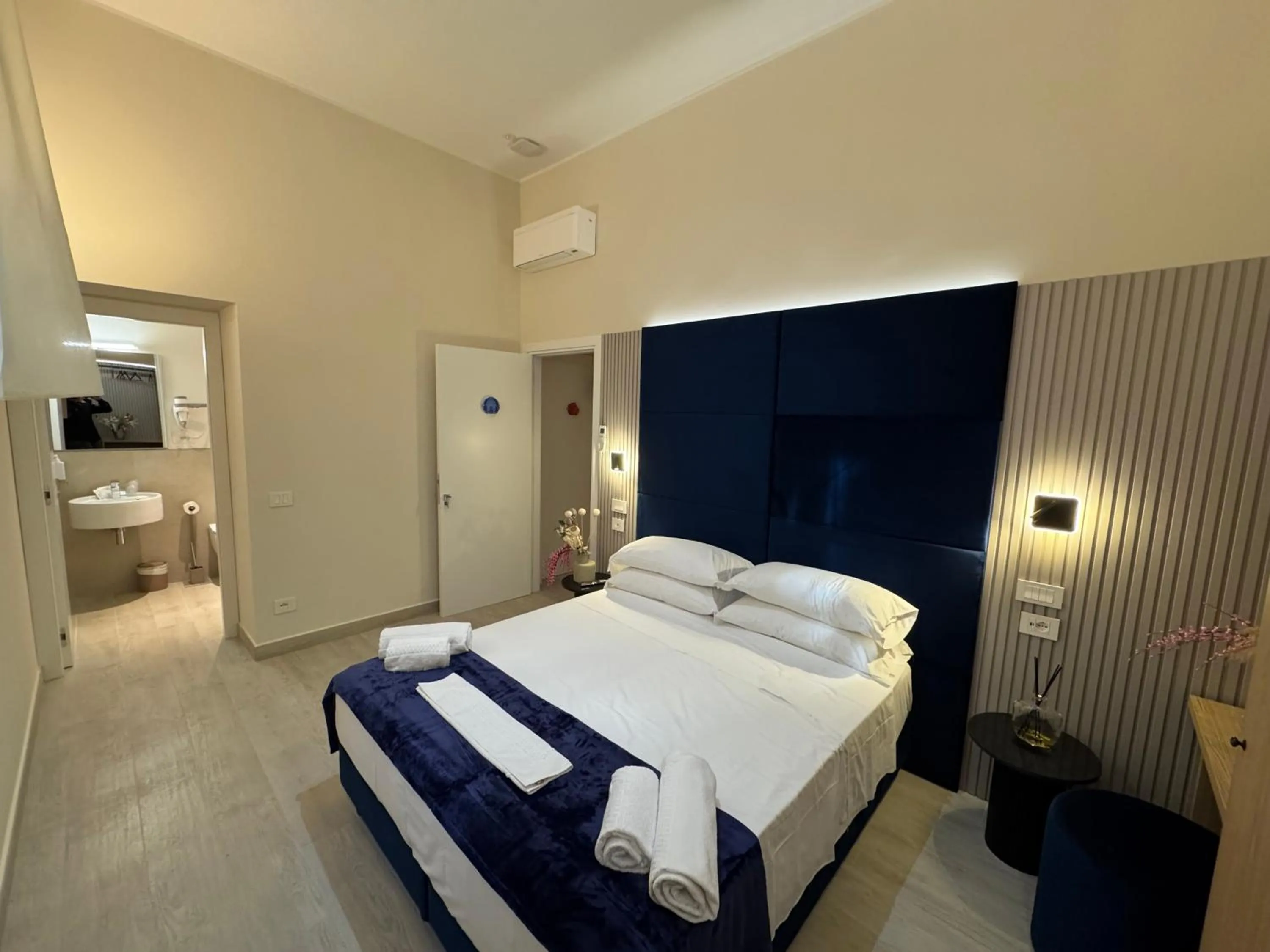 Photo of the whole room, Bed in Spagna Ave