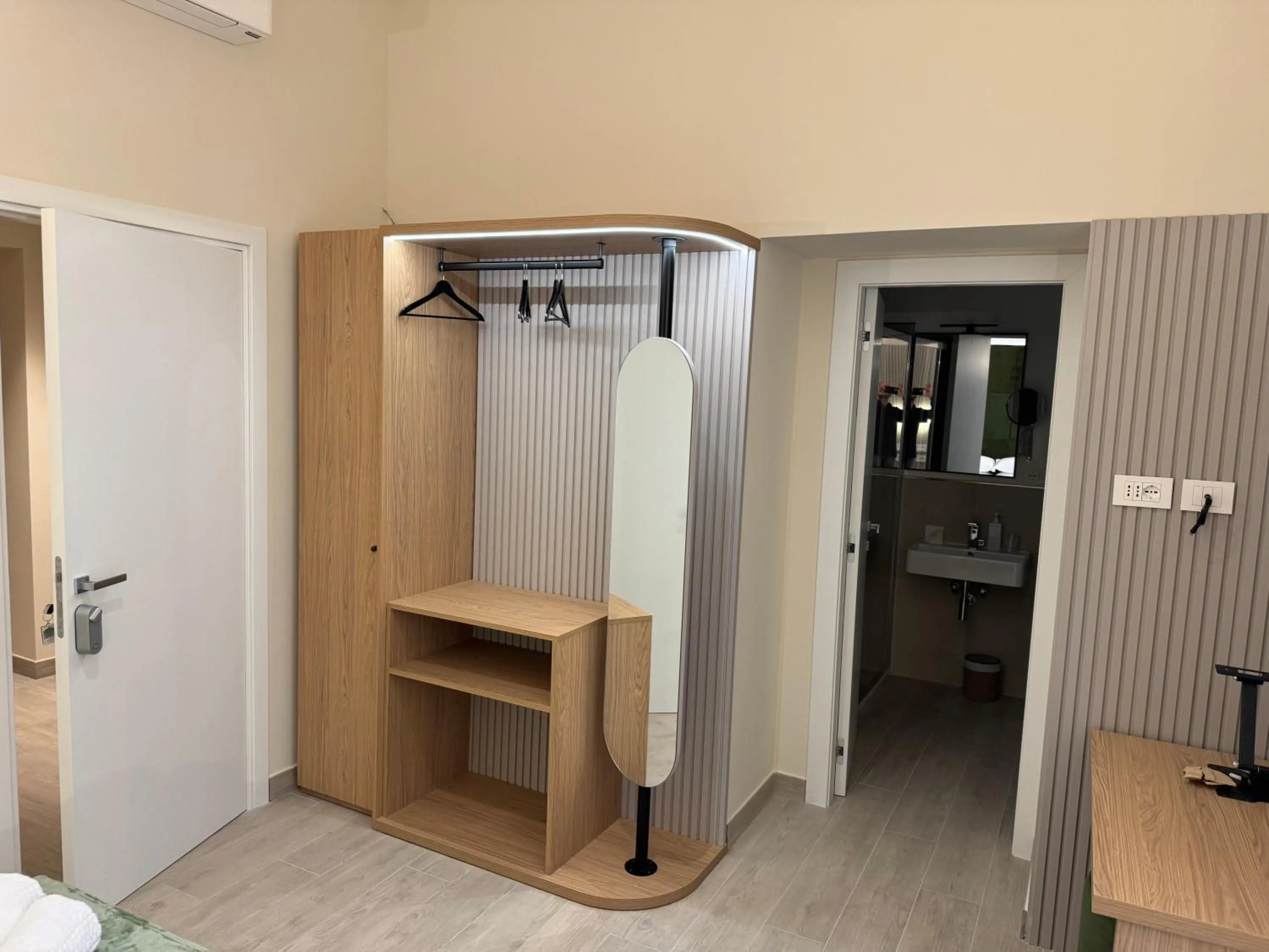 wardrobe in Spagna Ave